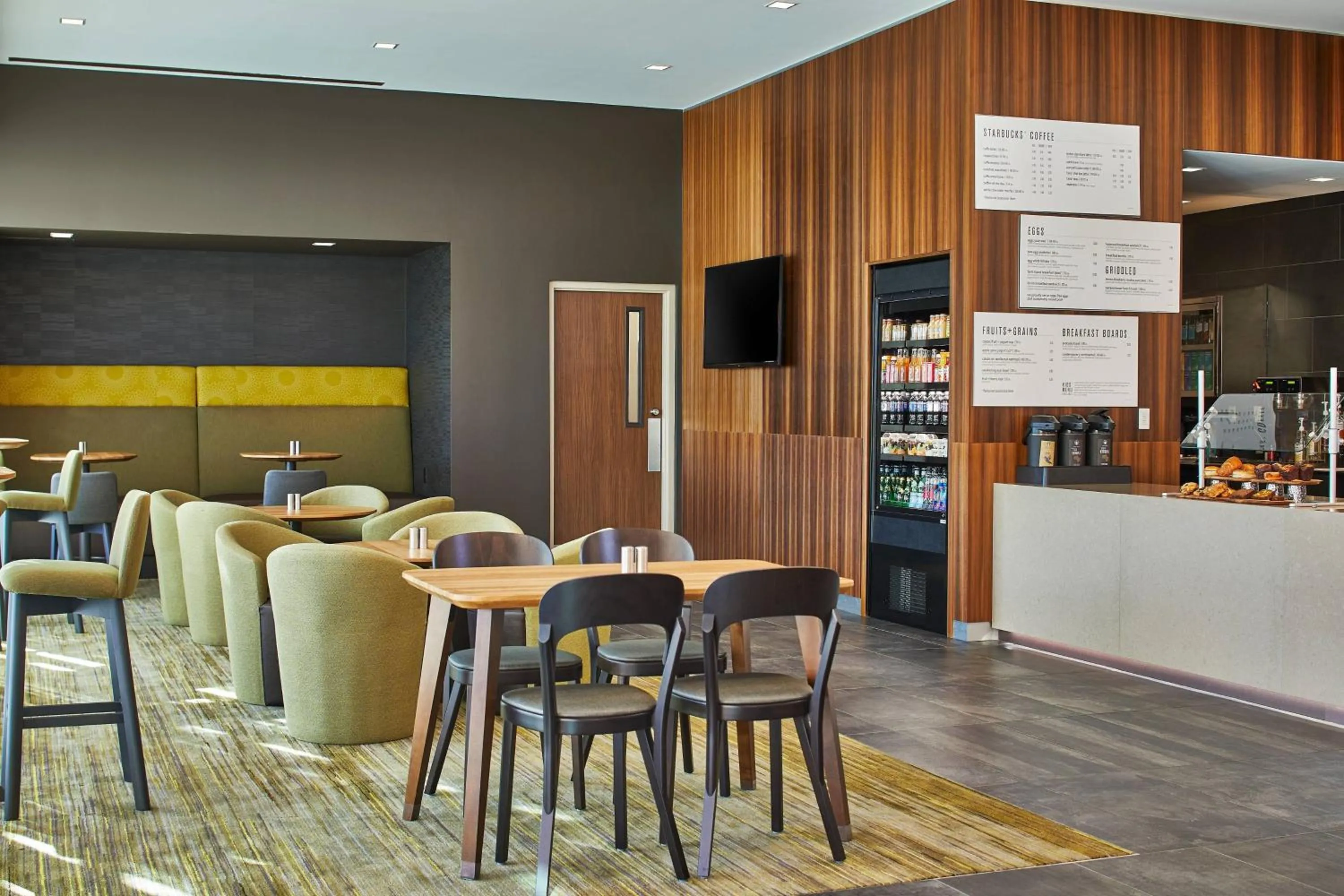 Restaurant/places to eat in Courtyard Baltimore Downtown/McHenry Row