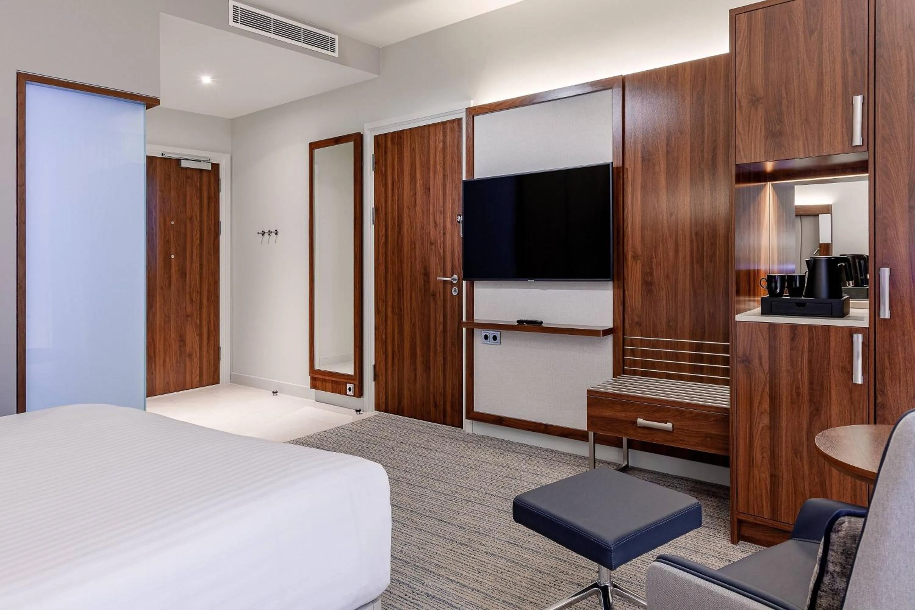 Photo of the whole room, Bed in Courtyard by Marriott Reykjavik Keflavik Airport