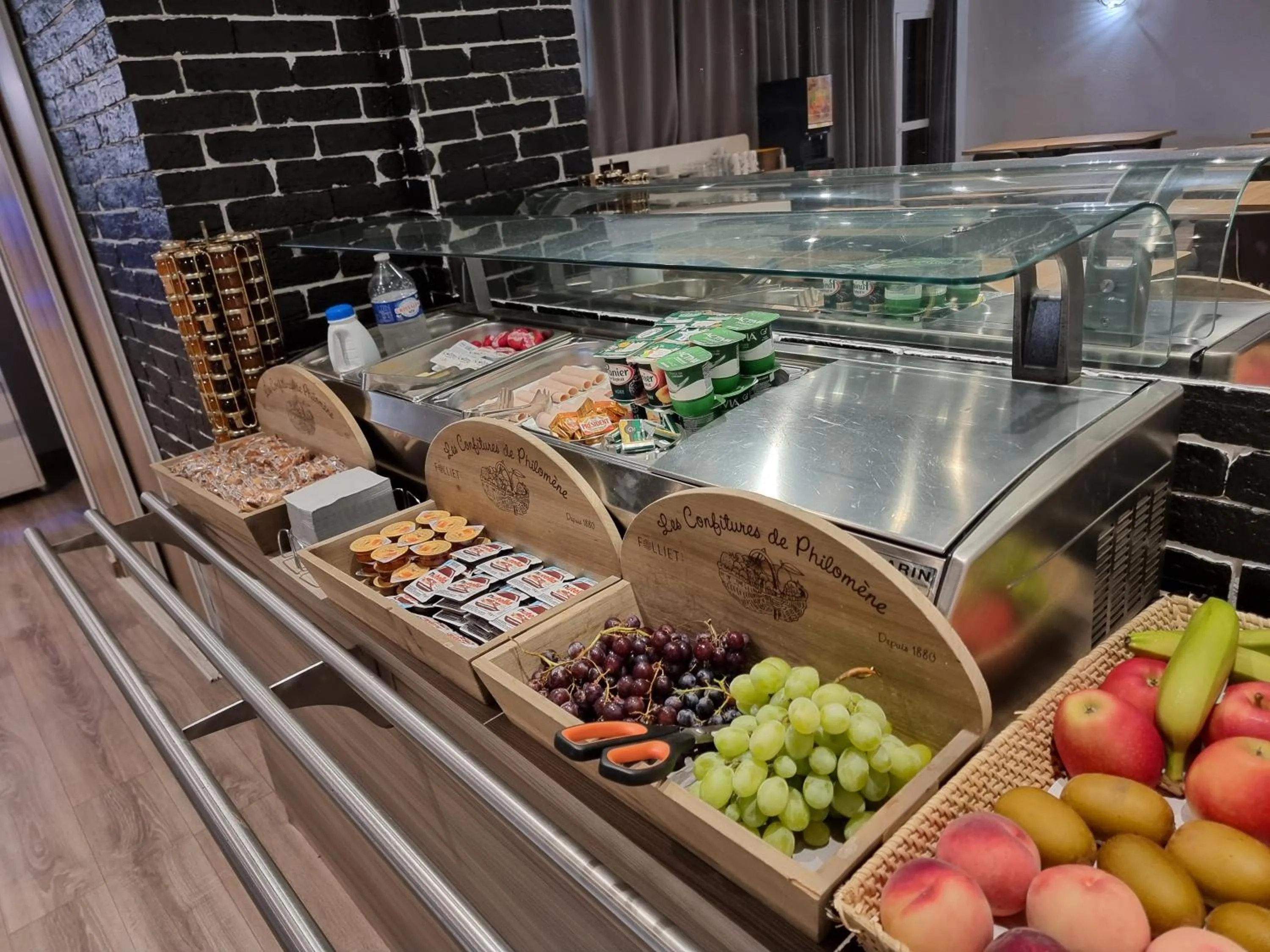 Buffet breakfast in Hôtel Restaurant Le Relais - Pau Nord