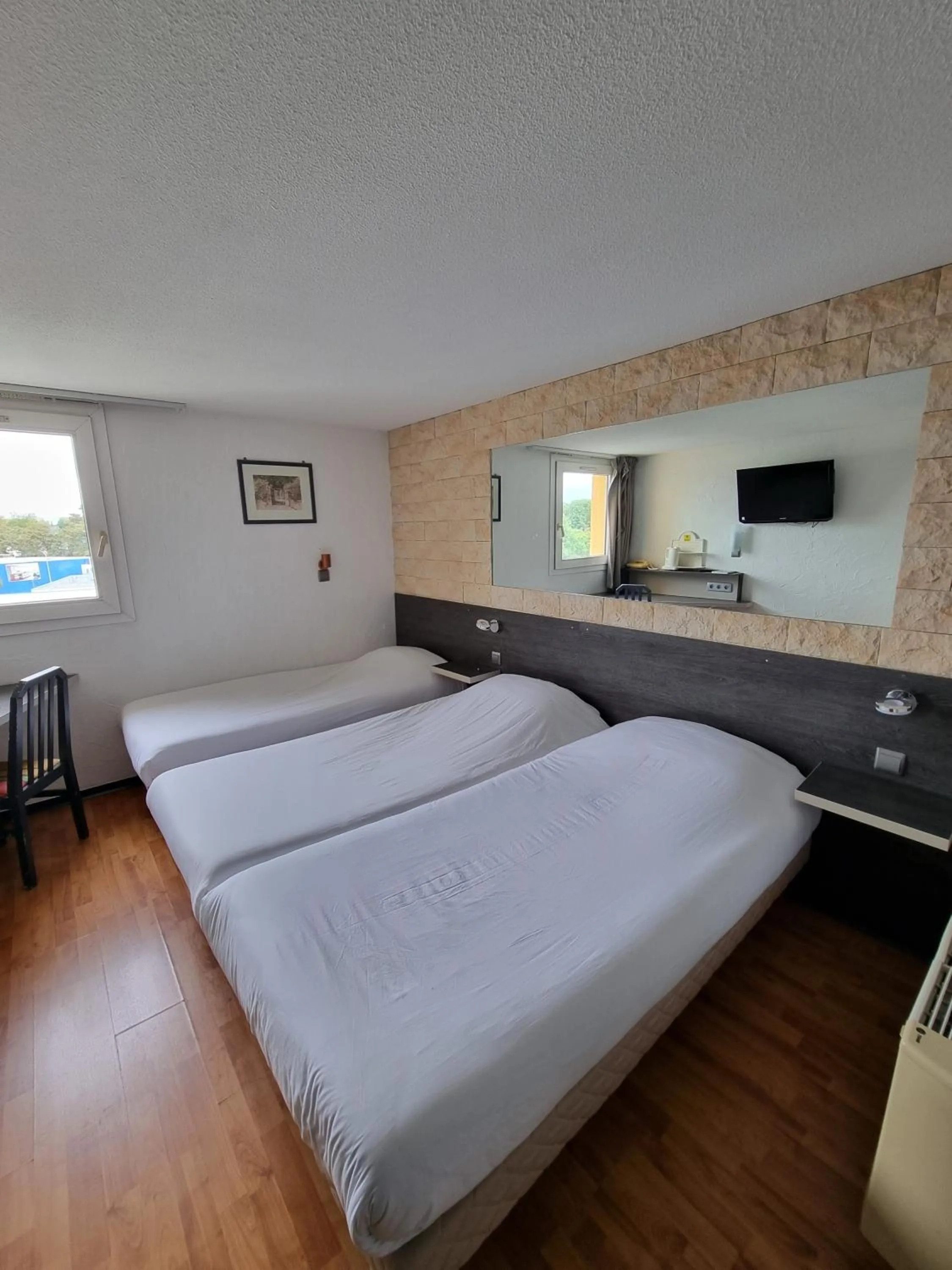 Photo of the whole room, Bed in Hôtel Restaurant Le Relais - Pau Nord