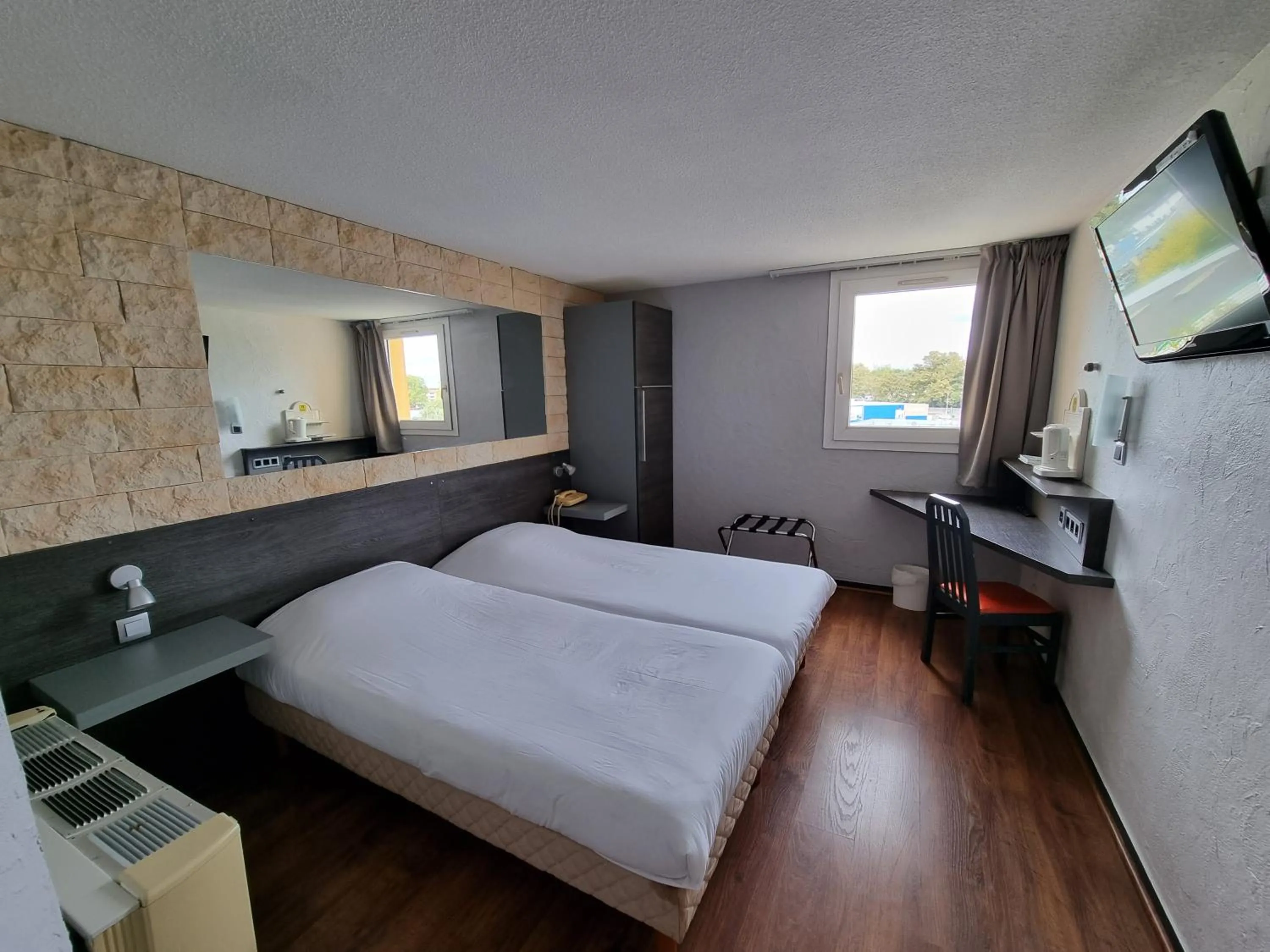 Photo of the whole room, Bed in Hôtel Restaurant Le Relais - Pau Nord