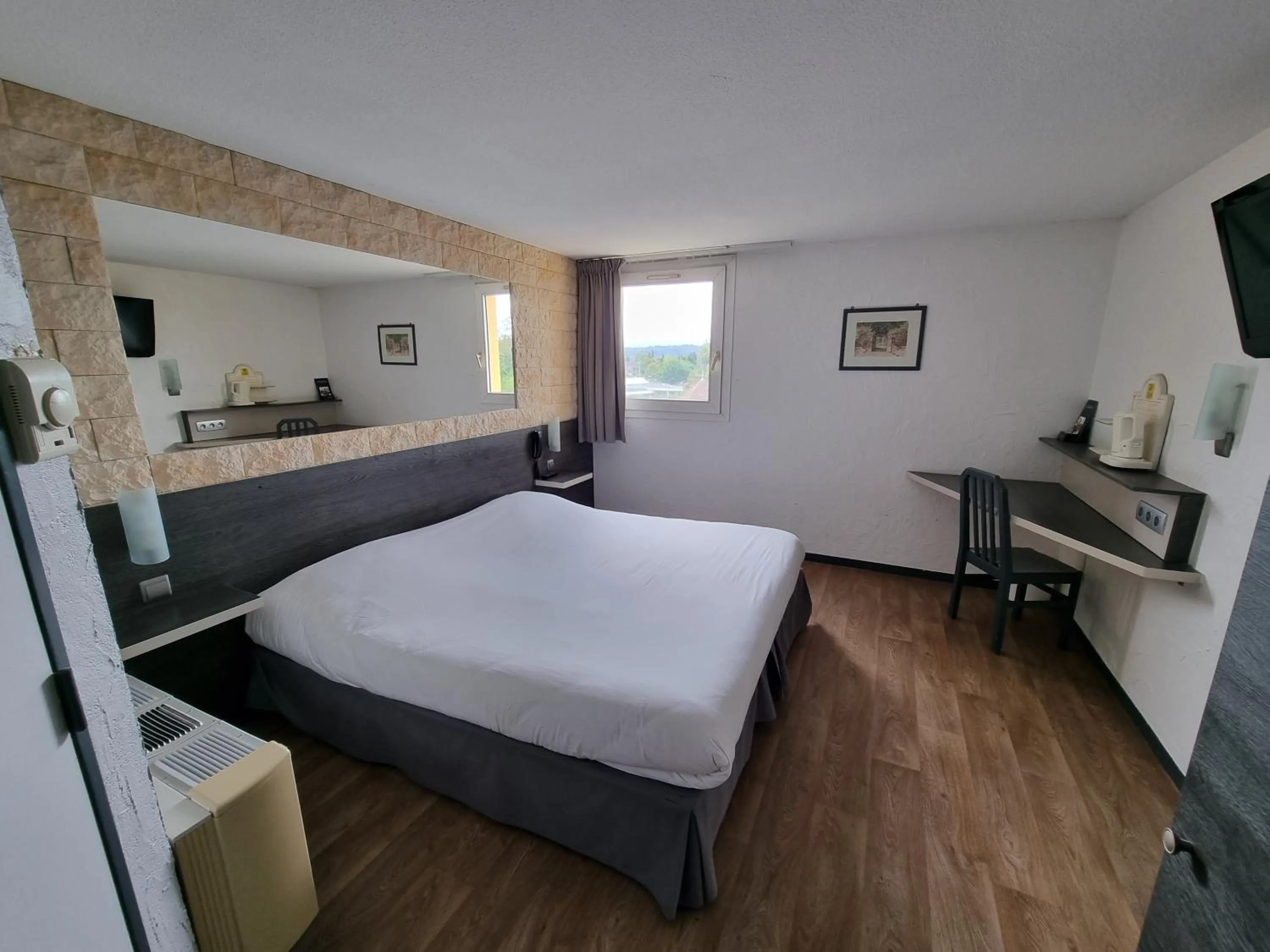 Photo of the whole room, Bed in Hôtel Restaurant Le Relais - Pau Nord