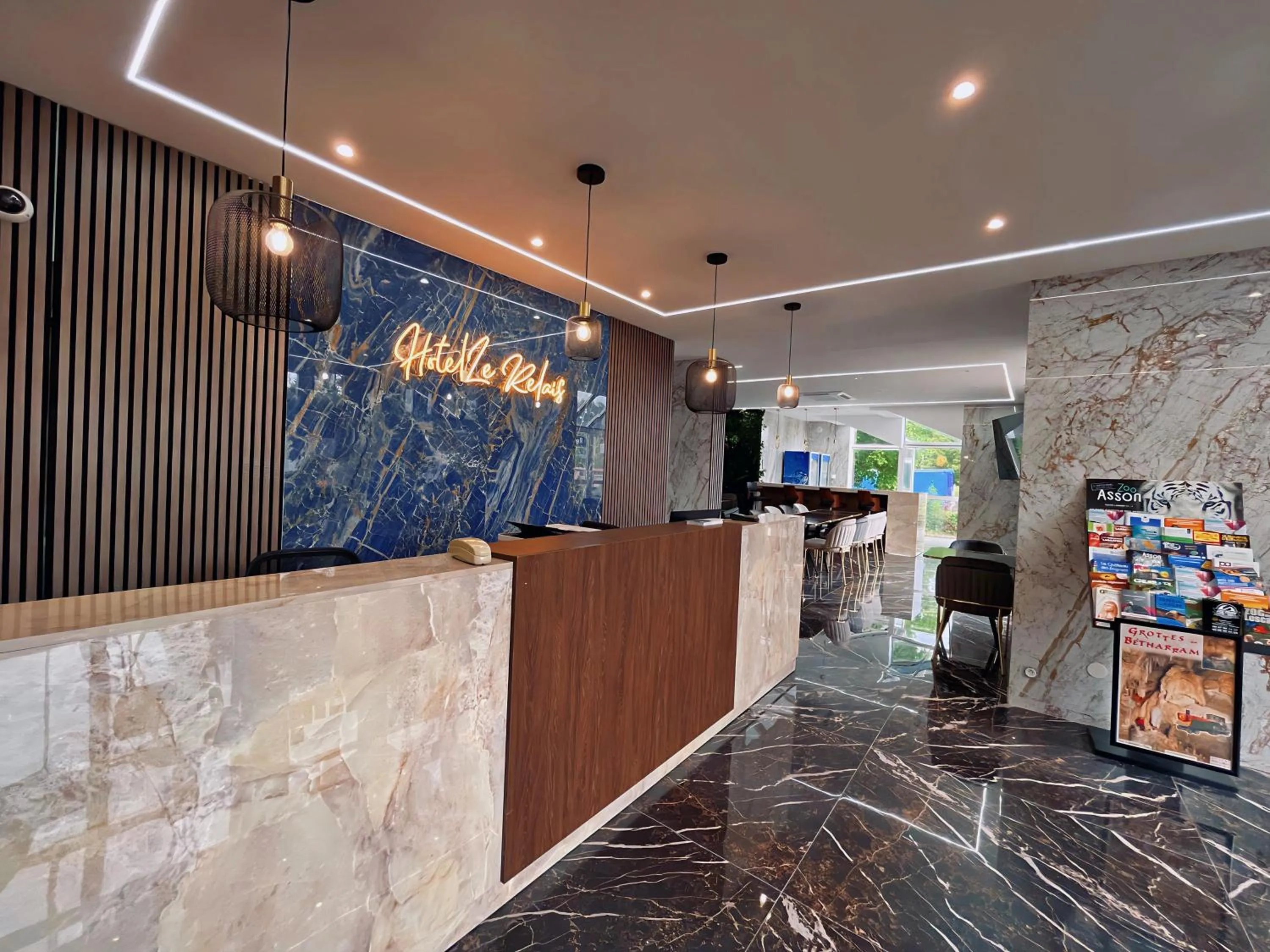 Lobby or reception in Hôtel Restaurant Le Relais - Pau Nord