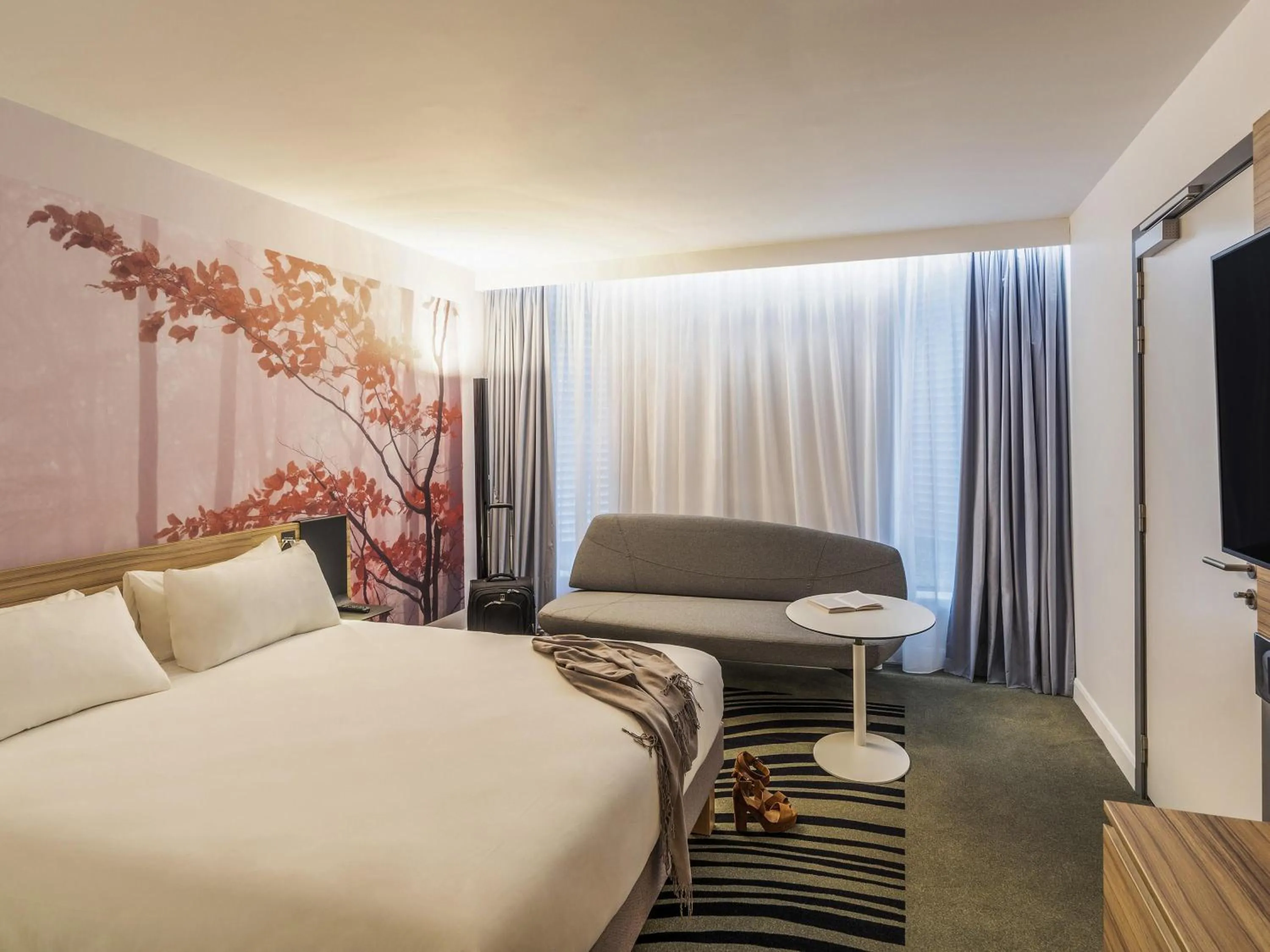 Bedroom, Bed in Novotel Leicester