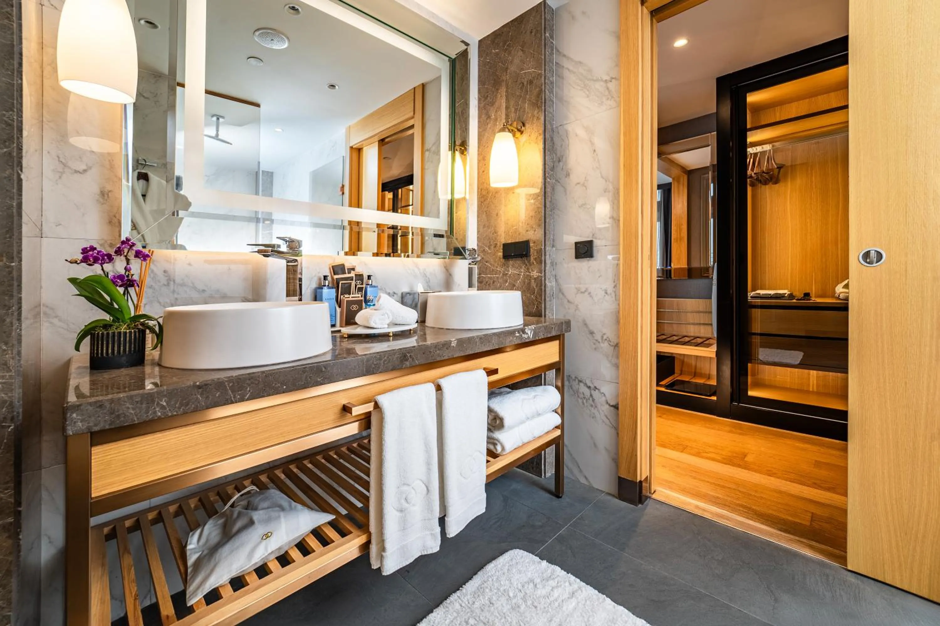 Toilet in Sofitel Istanbul Taksim