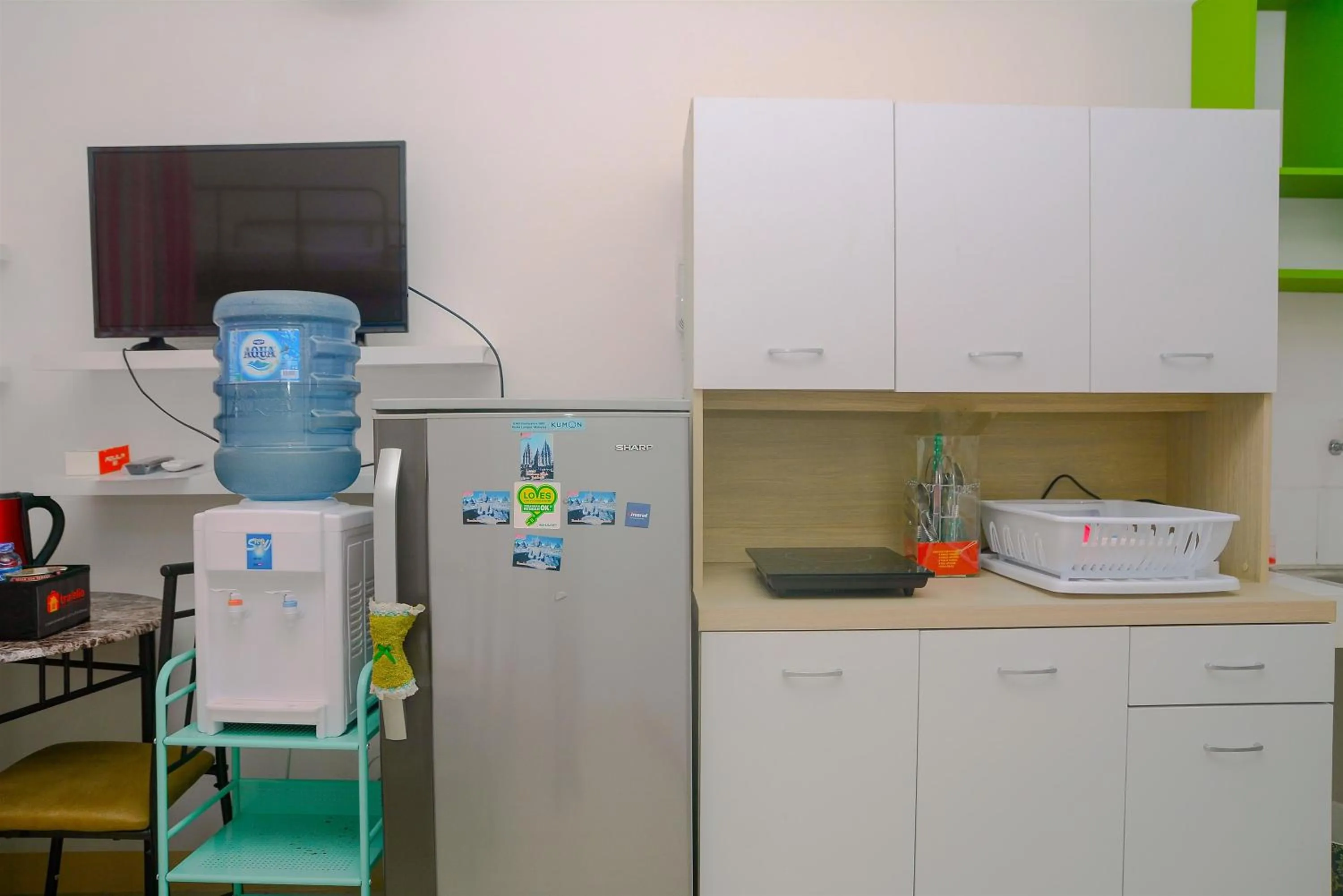 Kitchen or kitchenette in Green Bay Pluit Studio Apartment with 2 Single Beds By Travelio