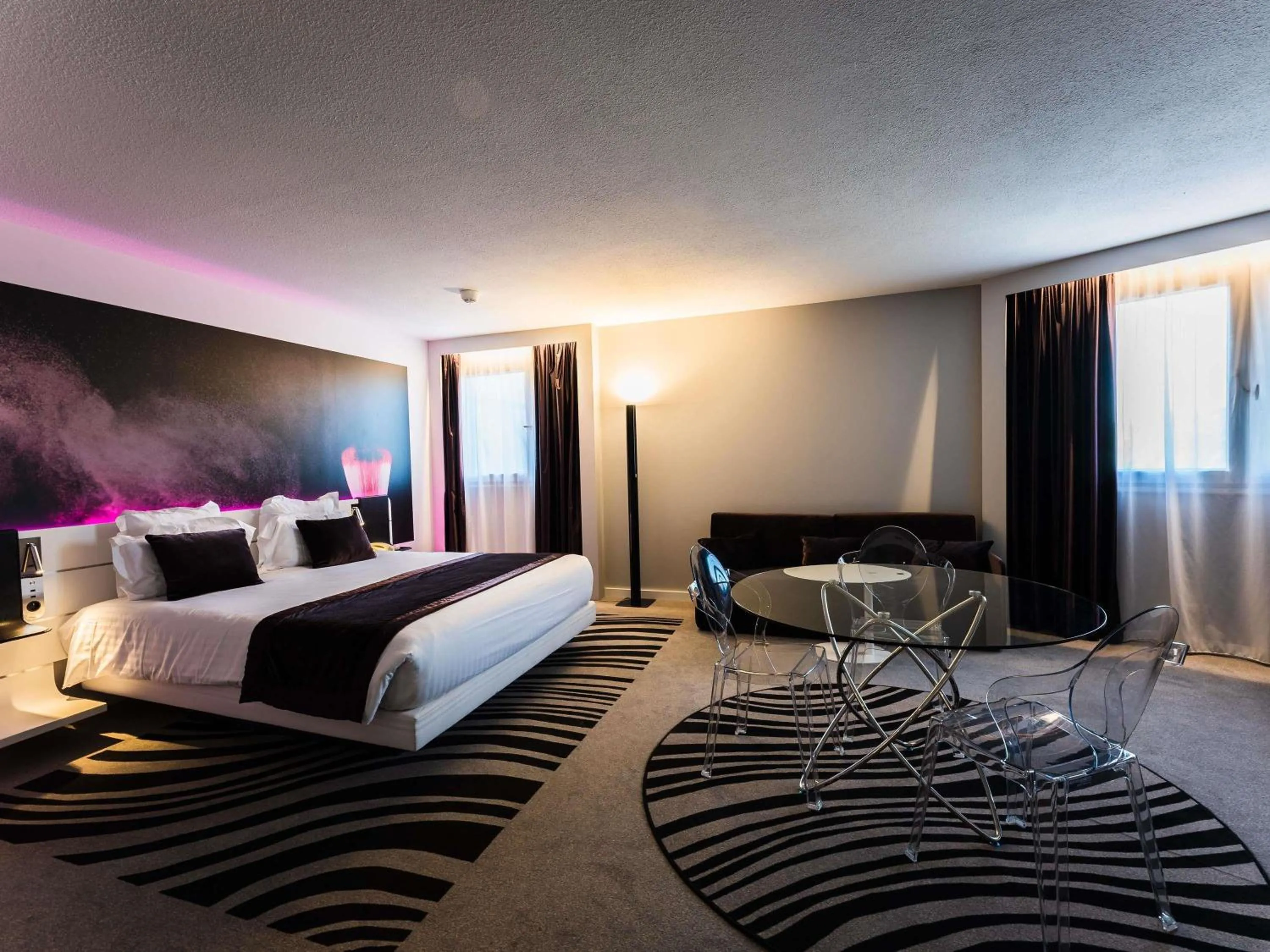 Property building, Bed in Novotel Orléans Saint Jean de Braye