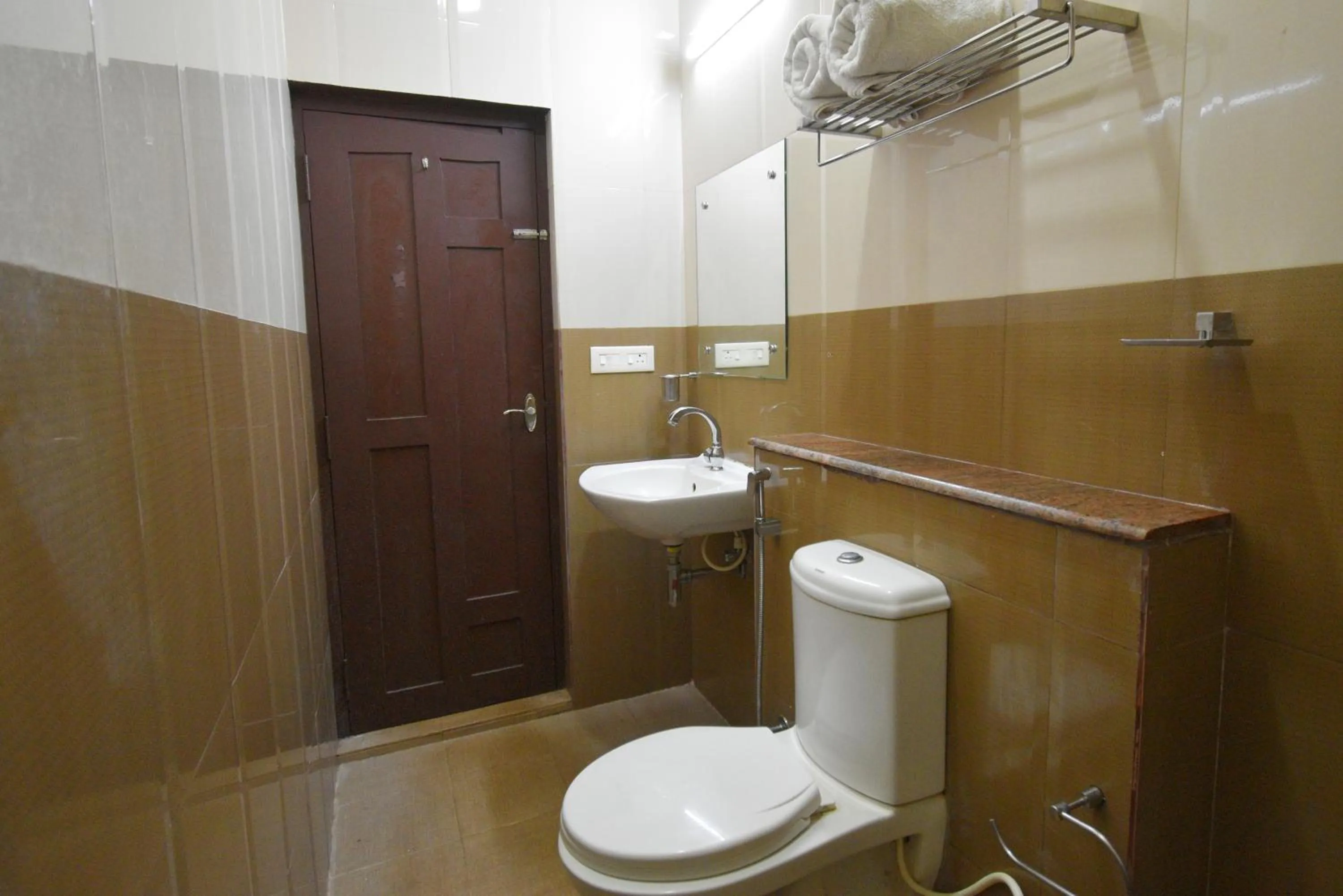 Toilet in Poppys Olive de' villa