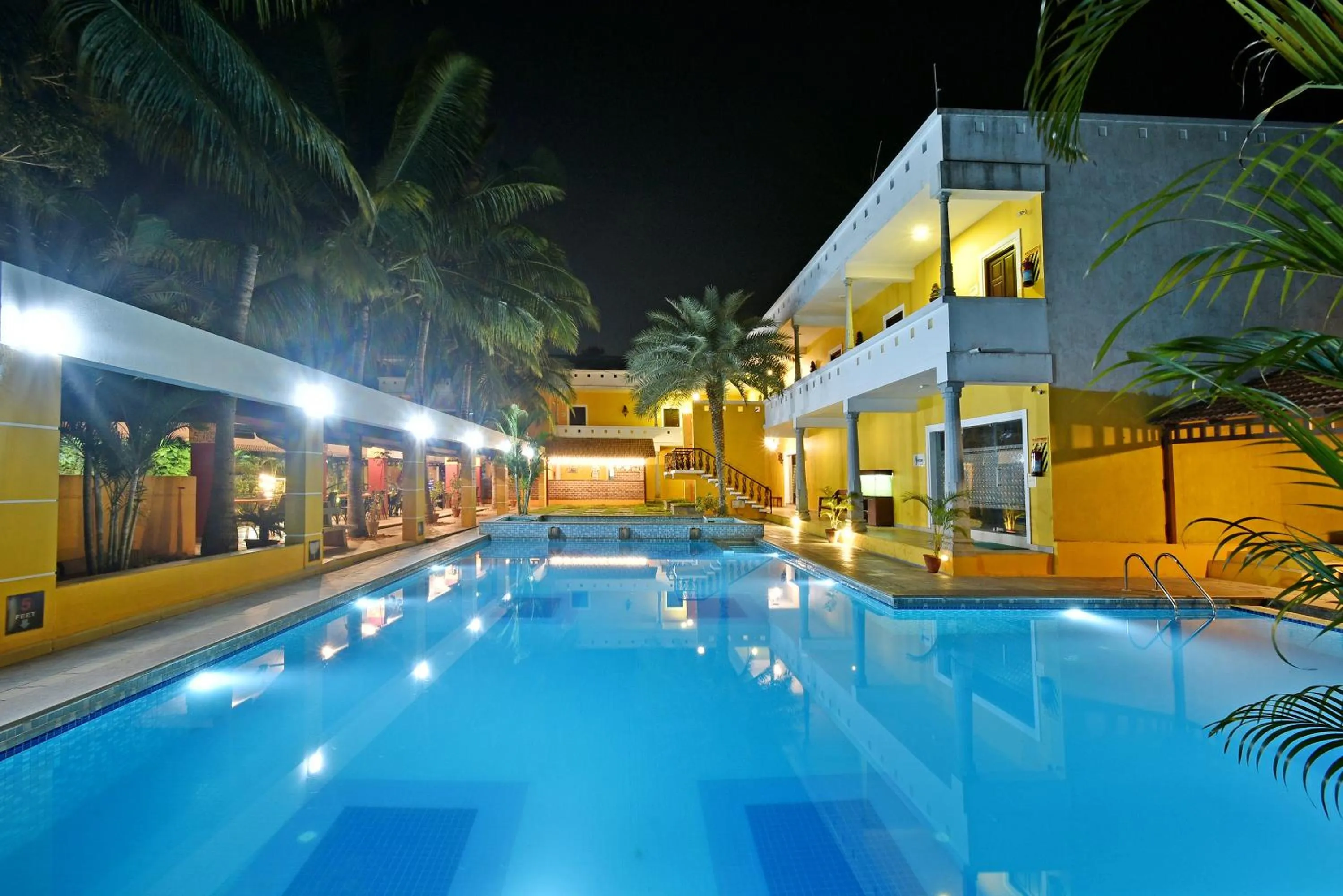 Swimming pool in Poppys Olive de' villa