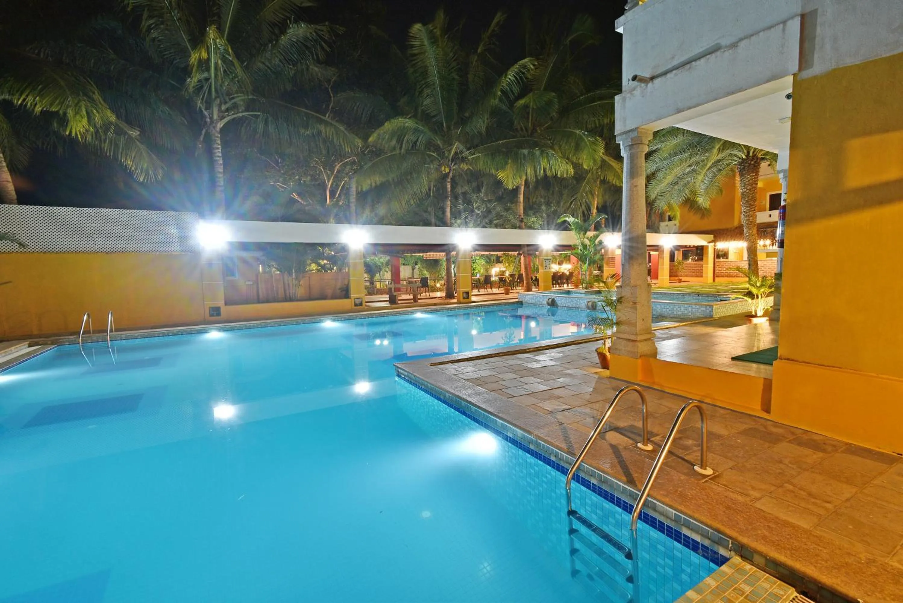 Swimming pool in Poppys Olive de' villa