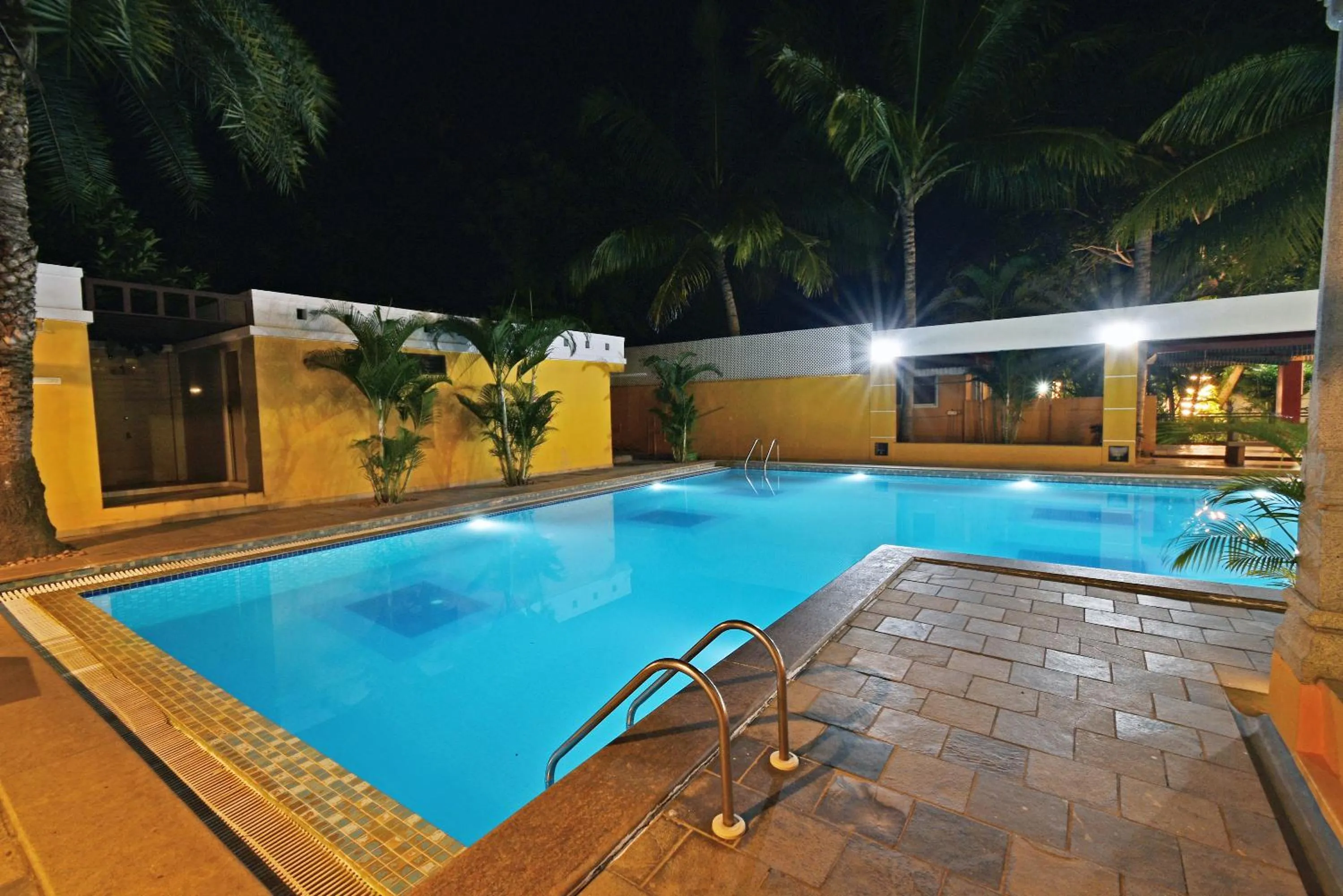 Swimming pool in Poppys Olive de' villa