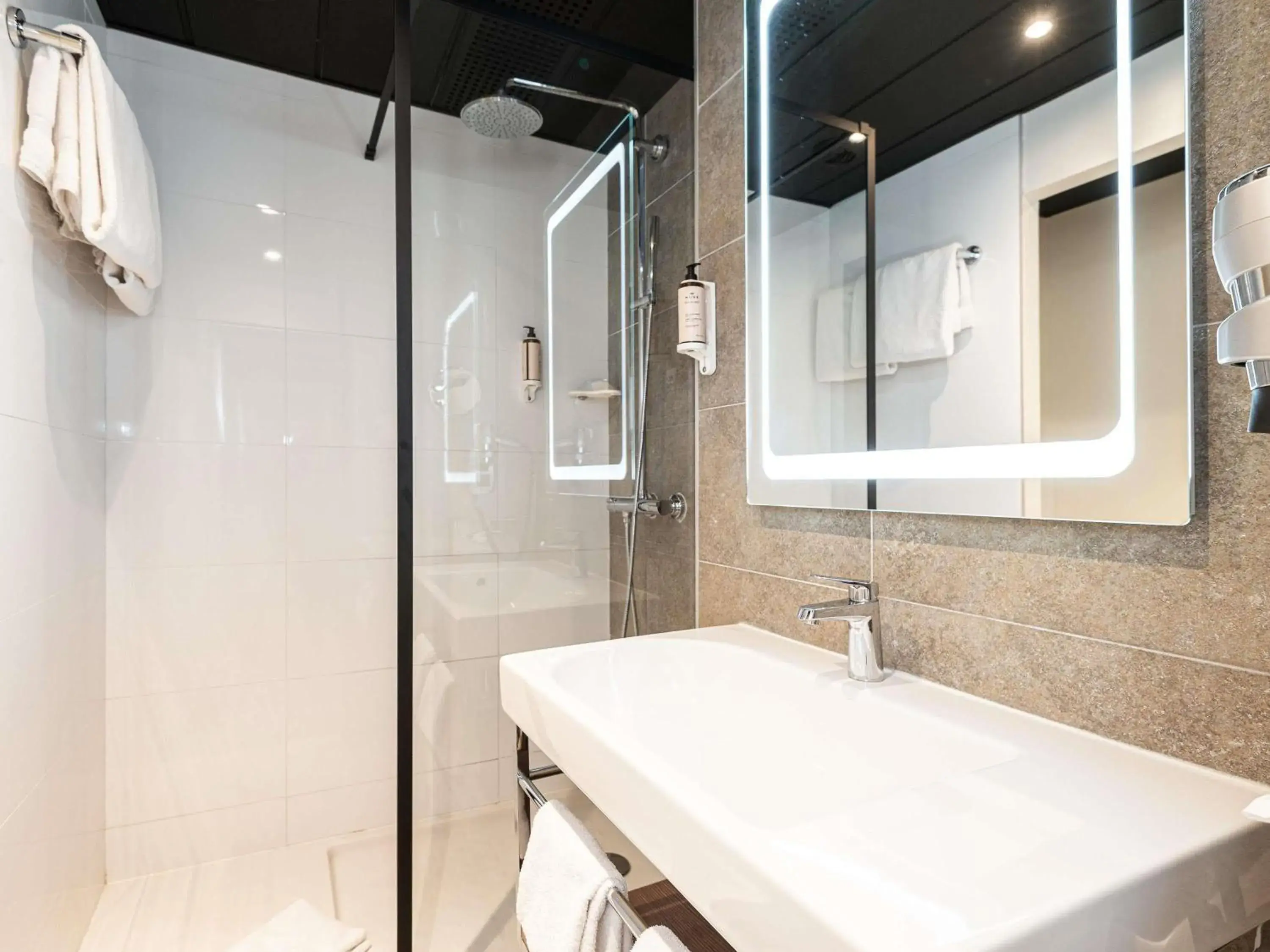 Bedroom in Mercure Carcassonne La Cité Bedroom in Mercure Carcassonne La Cité