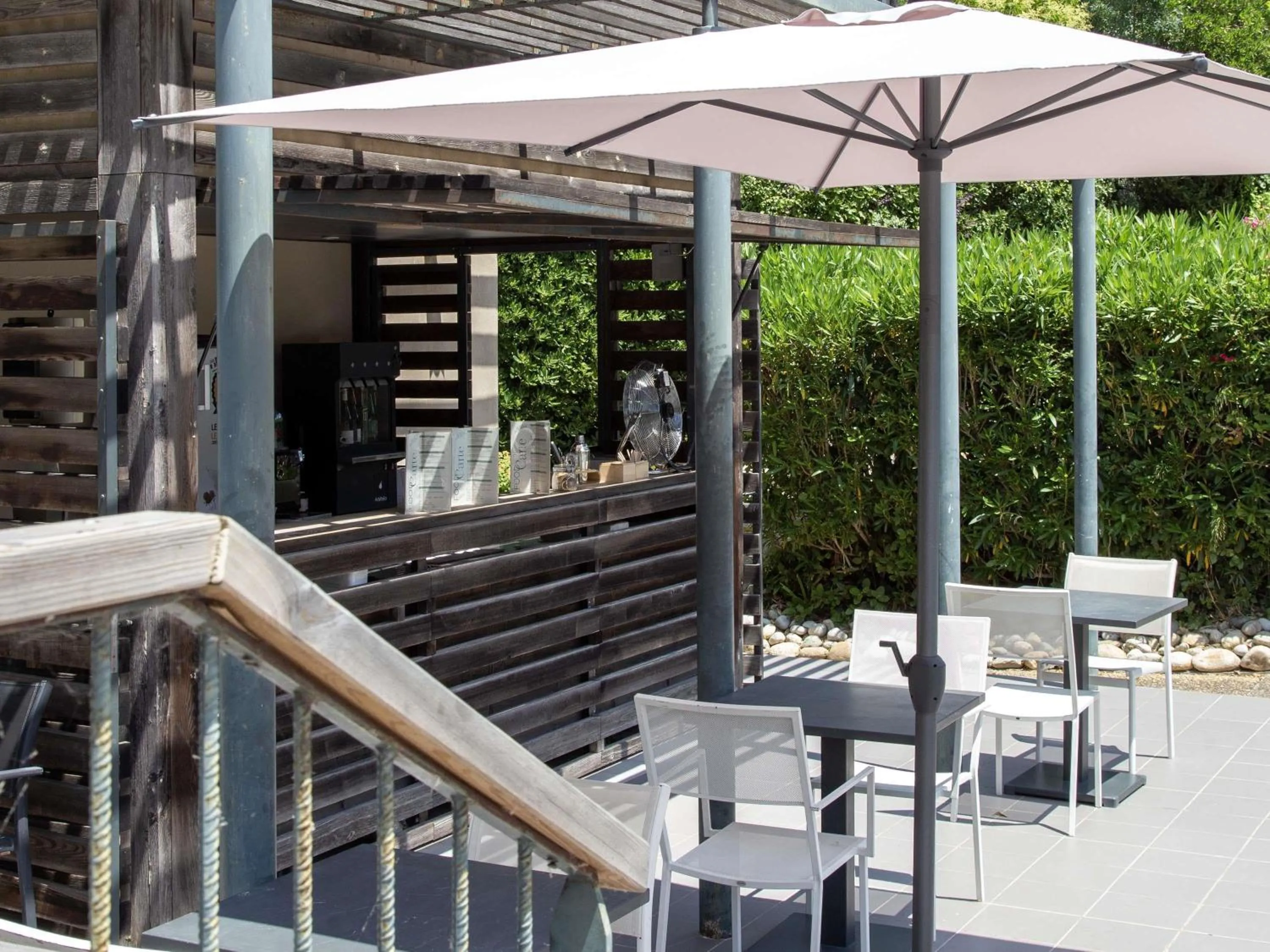 Pool view in Mercure Carcassonne La Cité