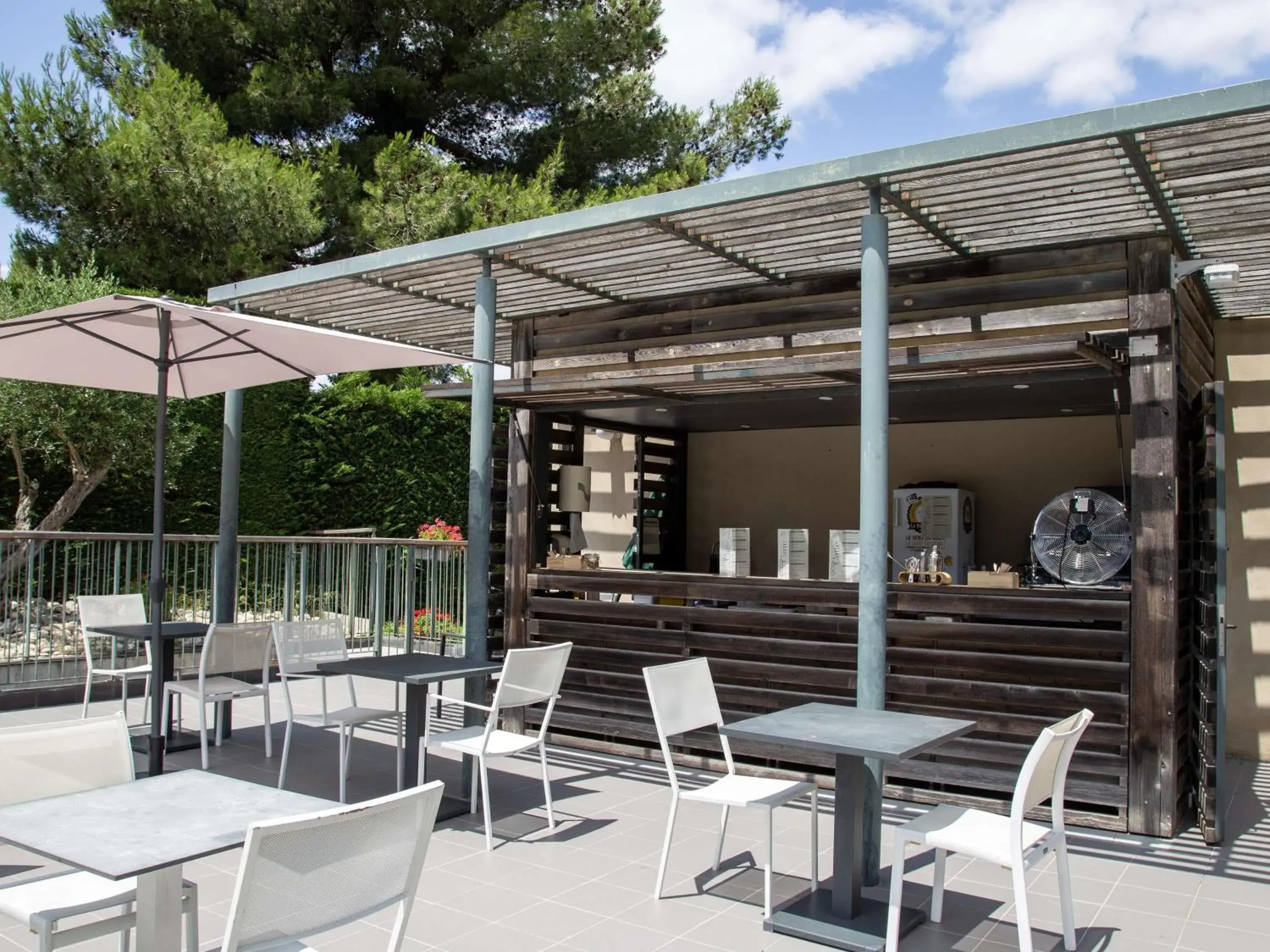 Pool view in Mercure Carcassonne La Cité Pool view in Mercure Carcassonne La Cité