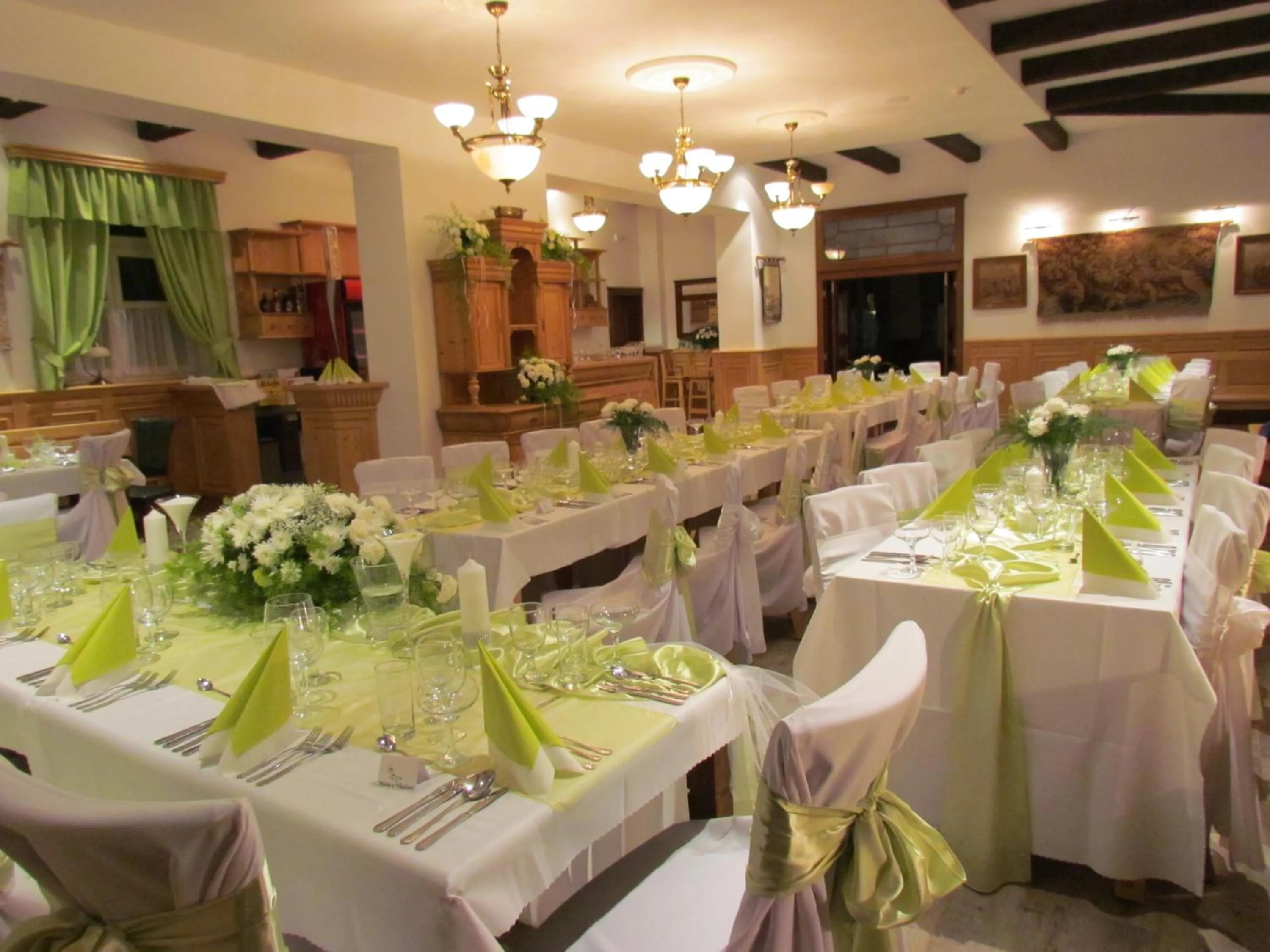 Restaurant/places to eat in Hotel Encian