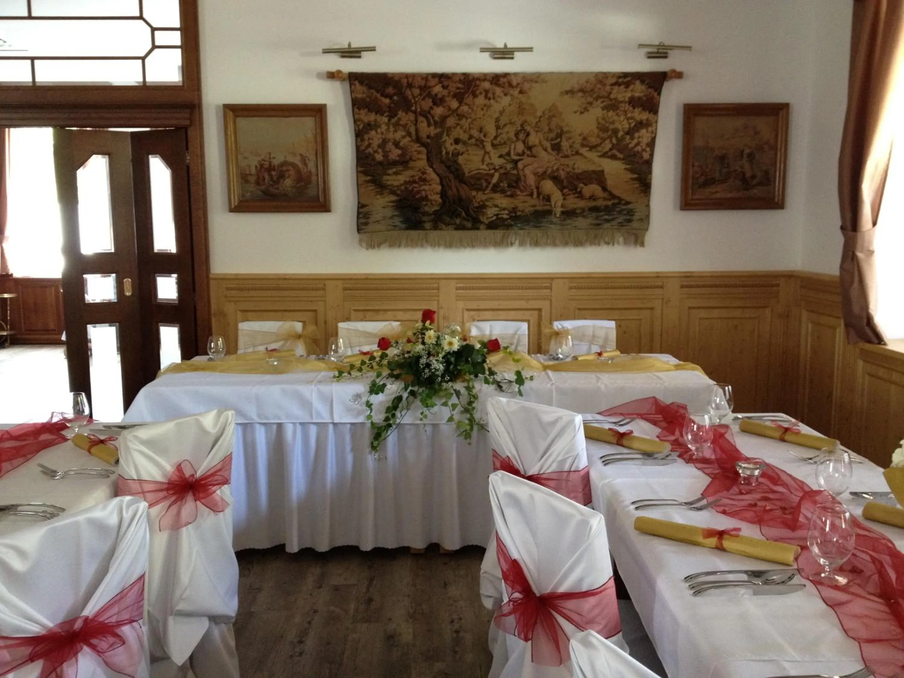 Restaurant/places to eat in Hotel Encian