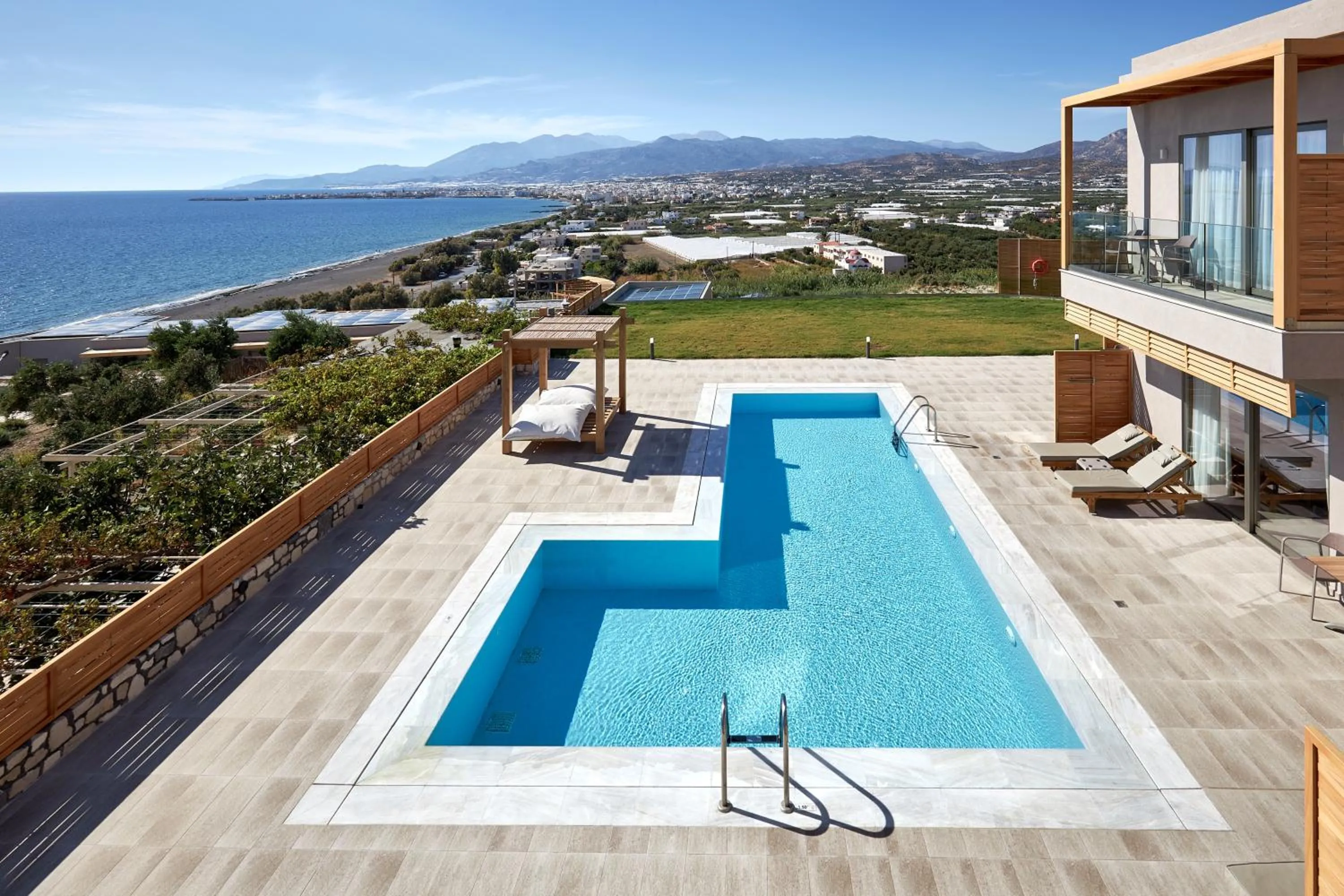 Swimming pool in Enorme Santanna Beach