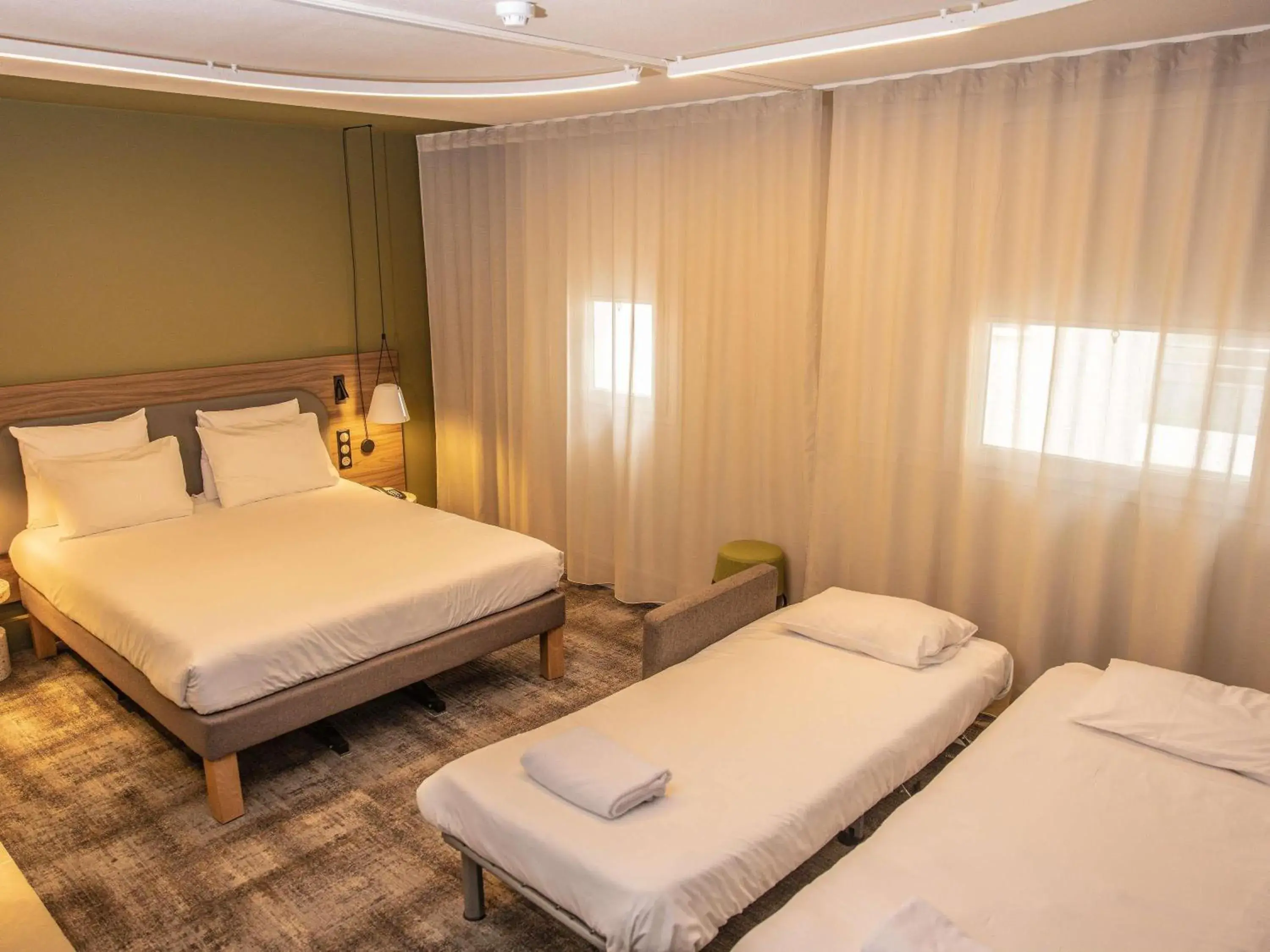 Bedroom, Bed in Novotel Suites Clermont Ferrand Polydome Bedroom, Bed in Novotel Suites Clermont Ferrand Polydome