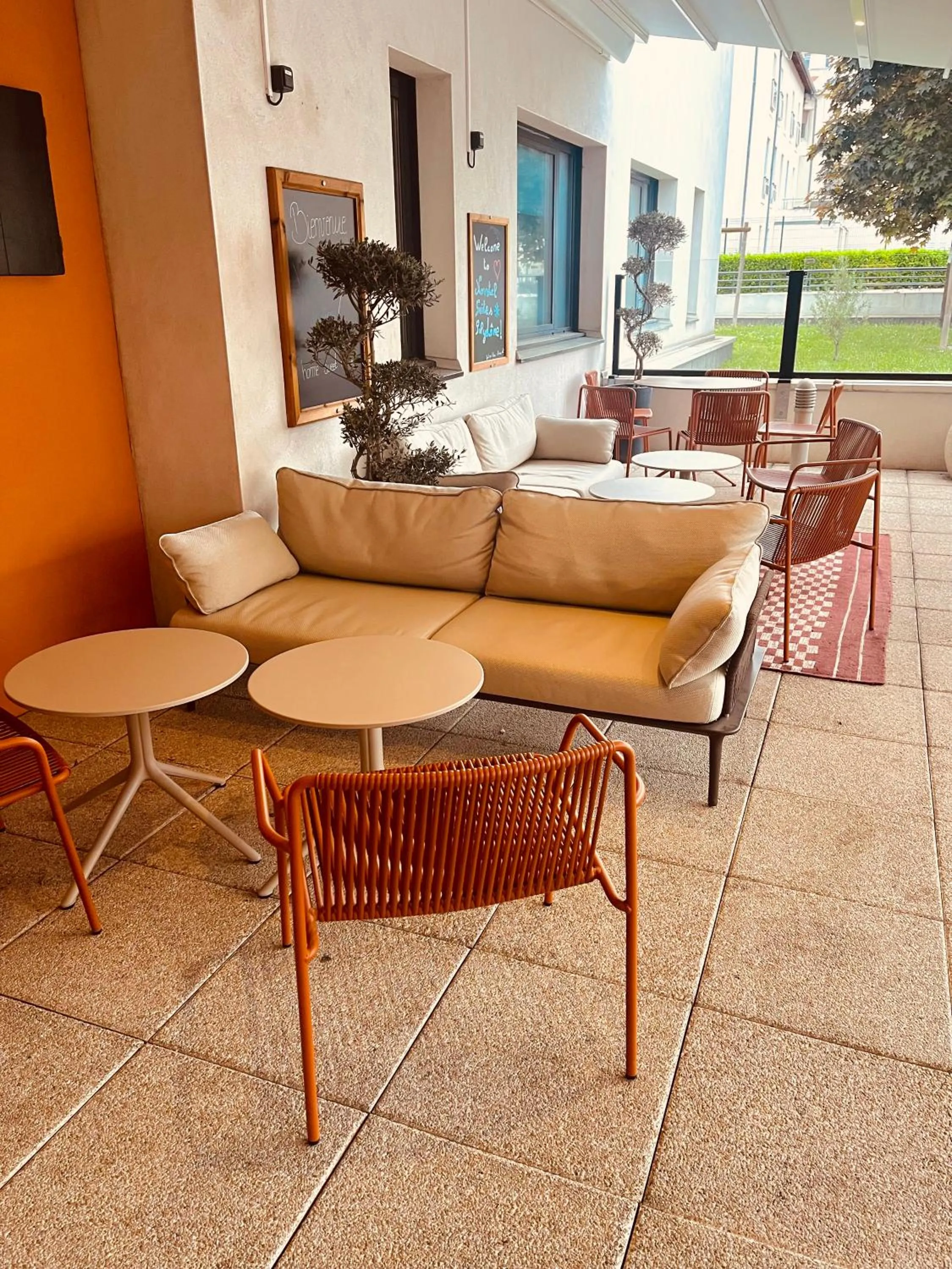 Seating area in Novotel Suites Clermont Ferrand Polydome