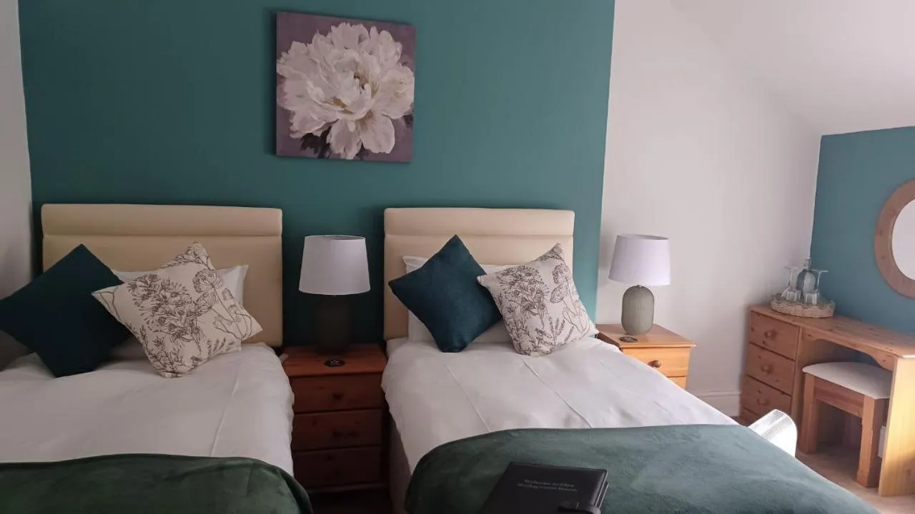 Bedroom, Bed in Glan Heulog