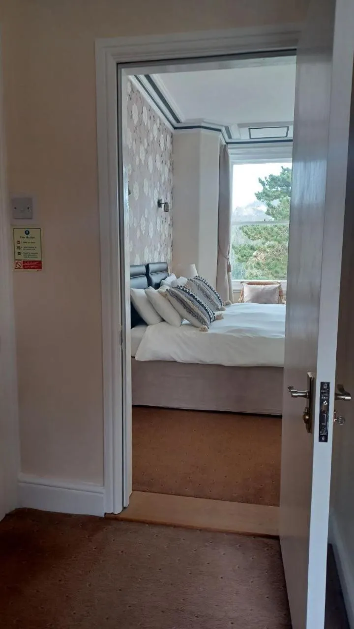 Bedroom, Bed in Glan Heulog