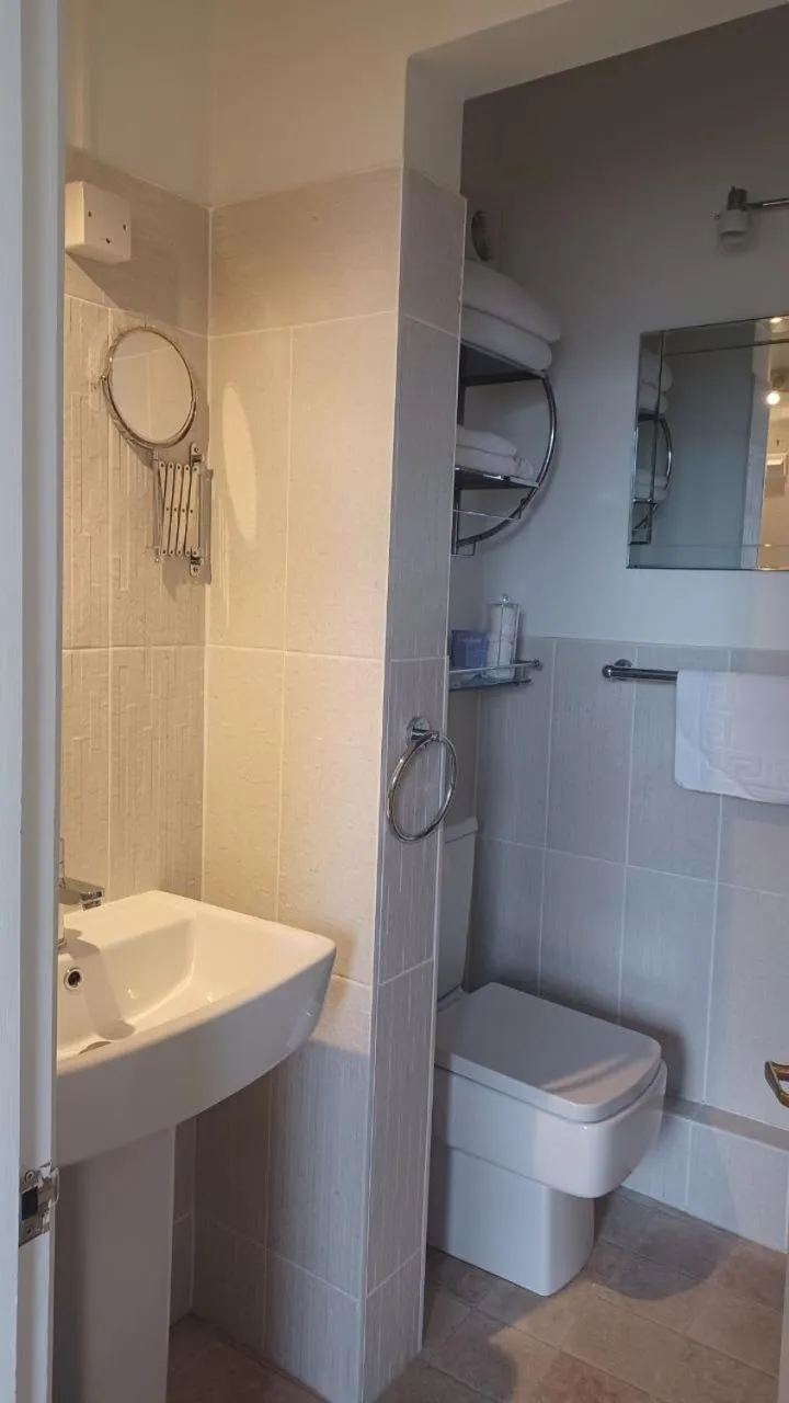 Bathroom in Glan Heulog