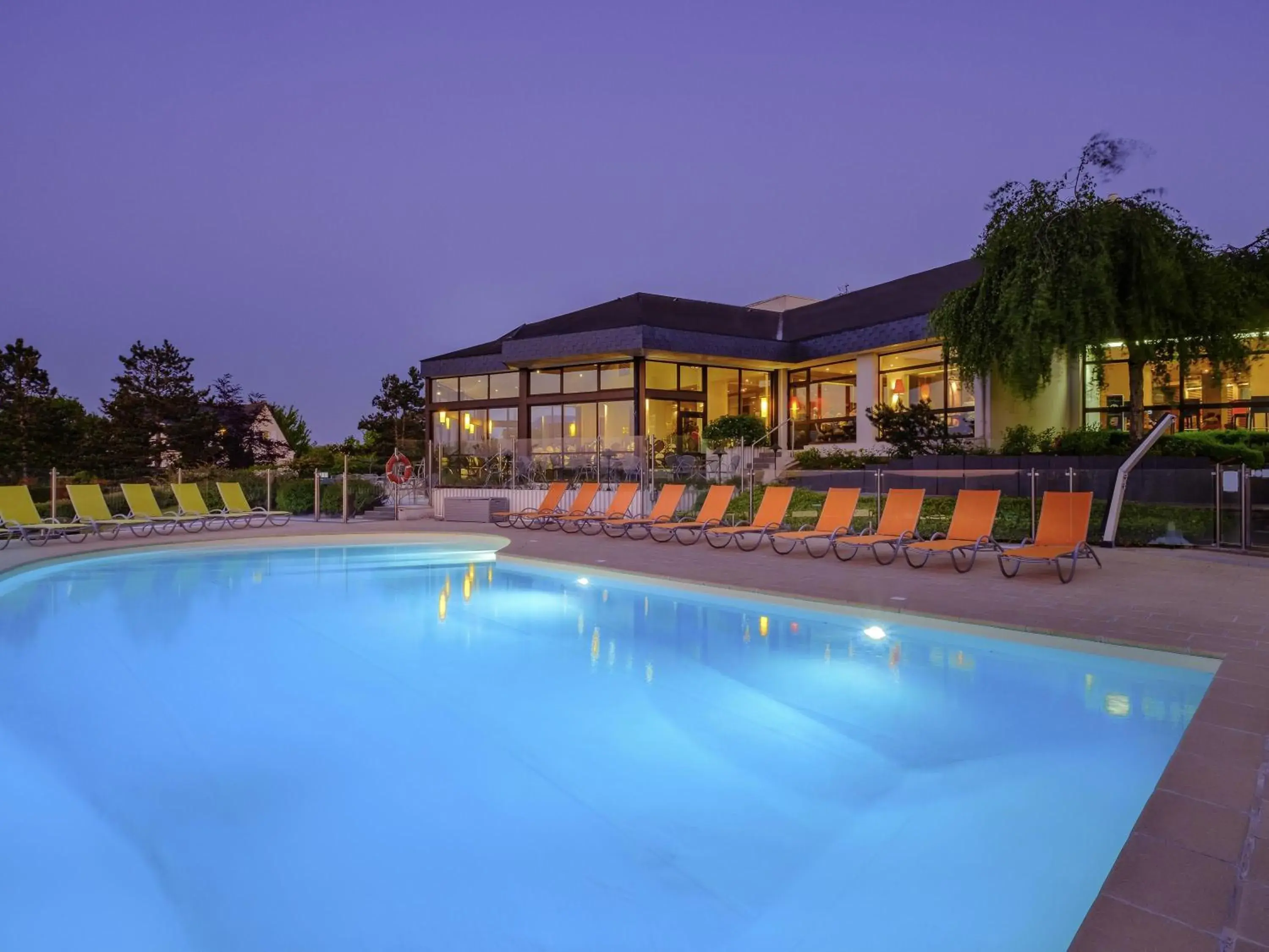 Pool view in Novotel Amboise Pool view in Novotel Amboise