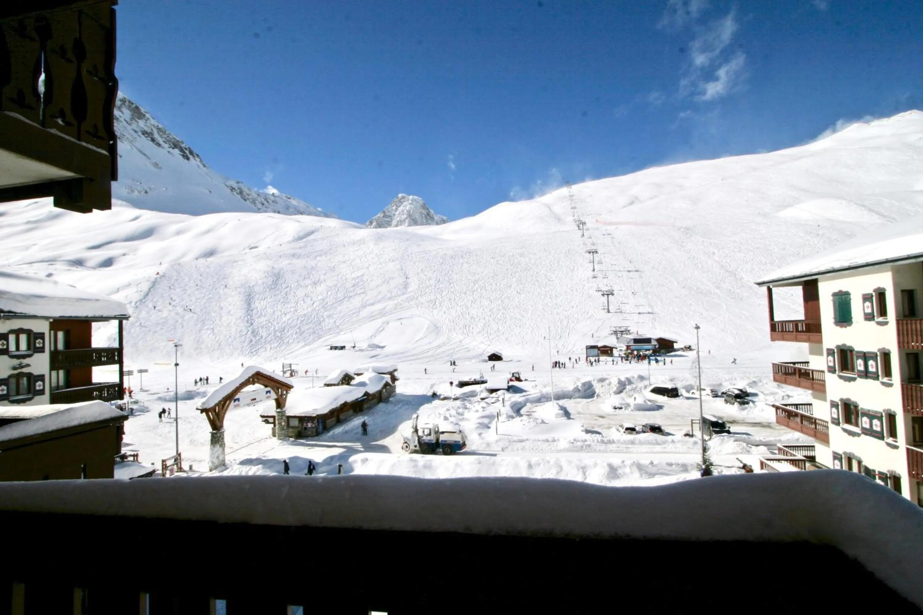 Neighbourhood in Le Rond Point des Pistes - 4 personnes - Tignes Val Claret 2100m - skis aux pieds