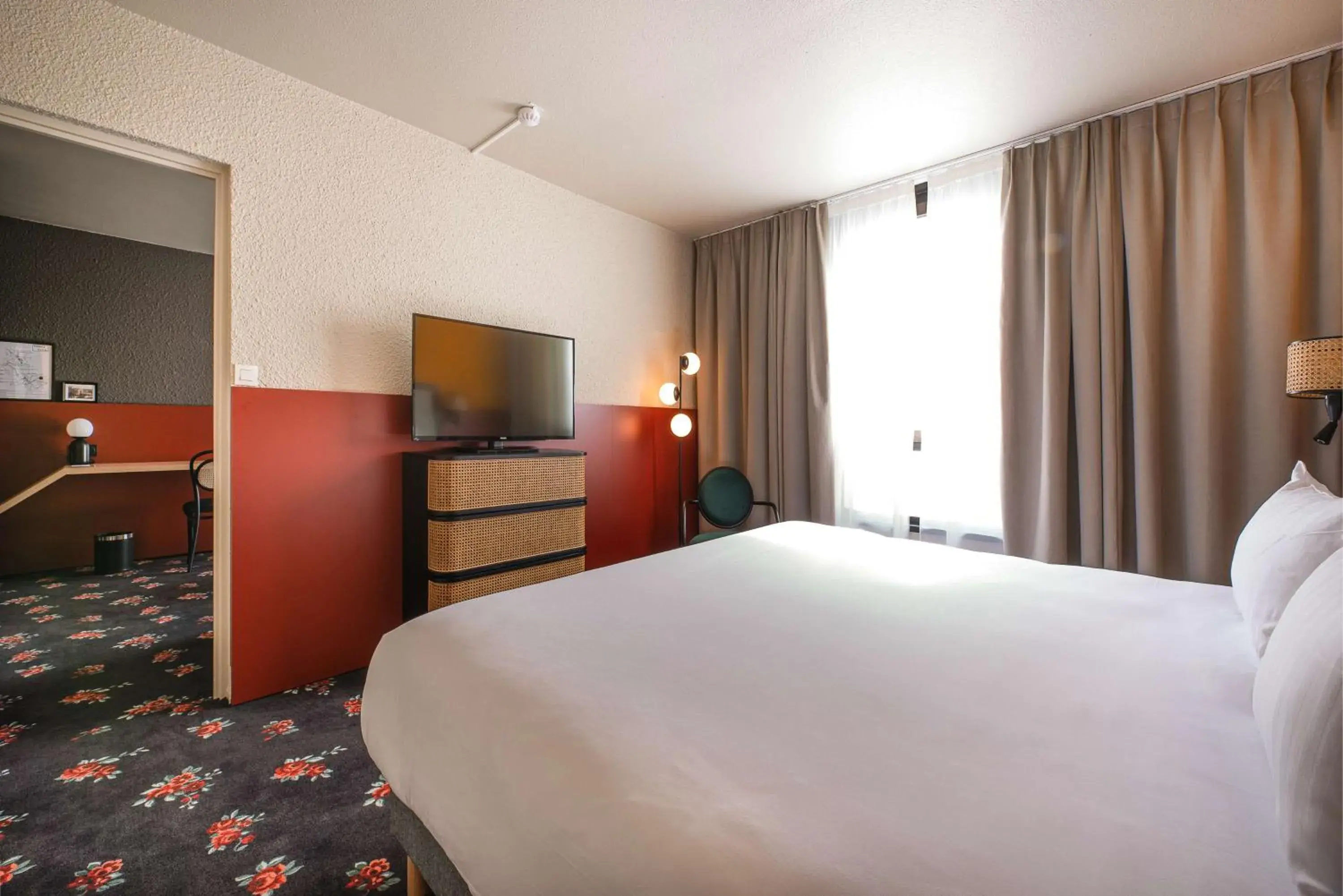 TV and multimedia, Bed in Best Western Saint-Etienne Porte du Forez TV and multimedia, Bed in Best Western Saint-Etienne Porte du Forez