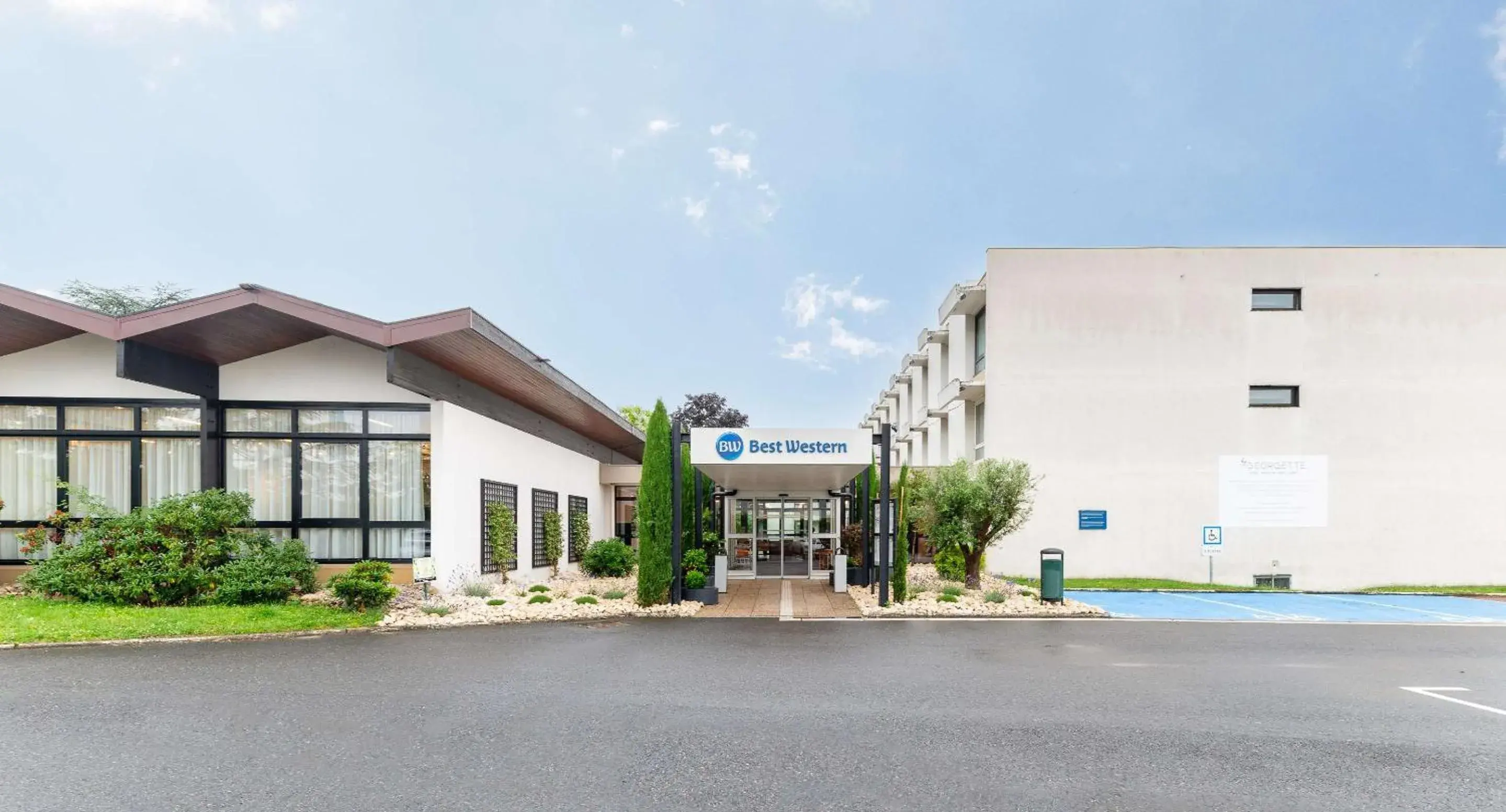 Property building in Best Western Porte du Forez Property building in Best Western Porte du Forez