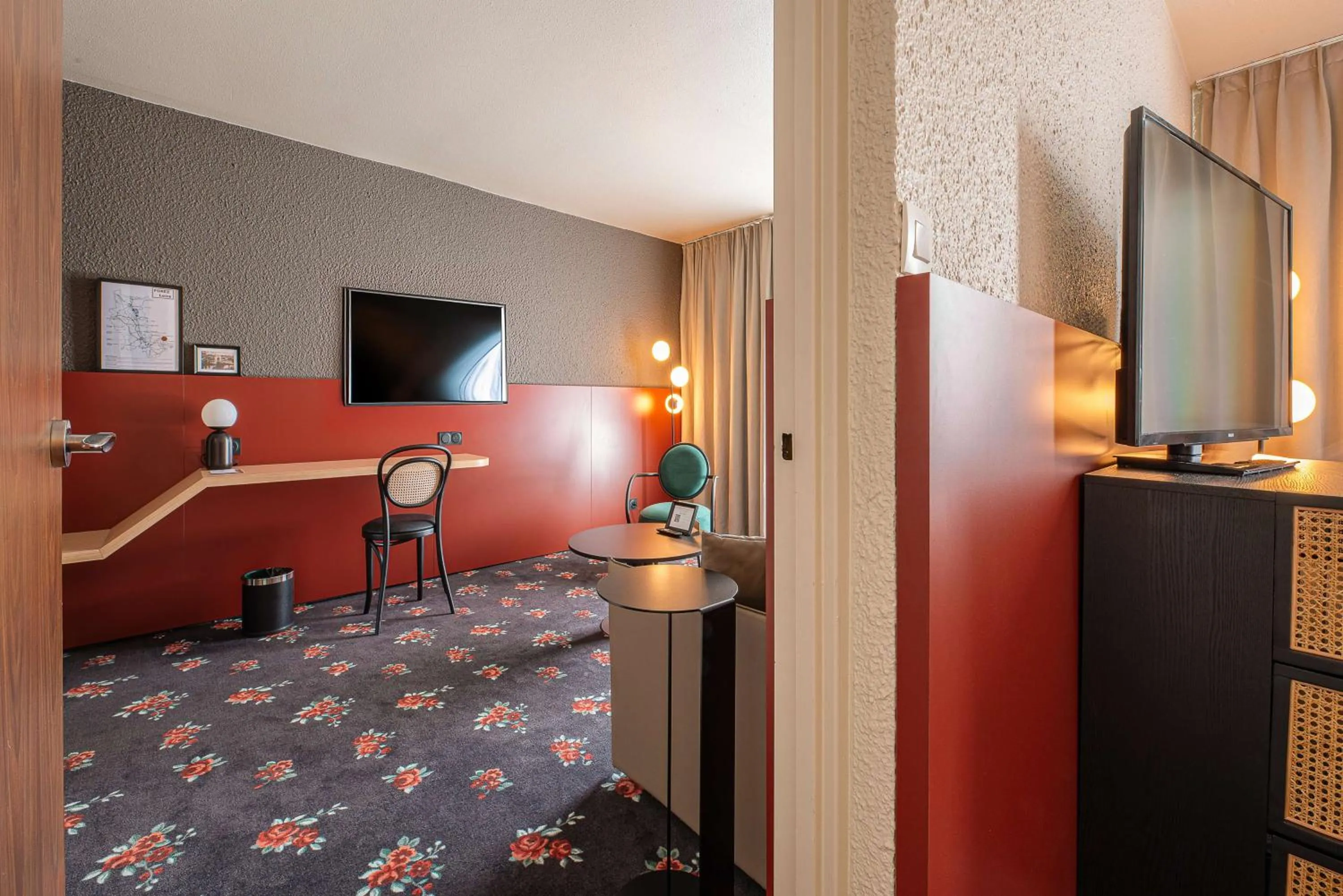 TV and multimedia in Best Western Porte du Forez
