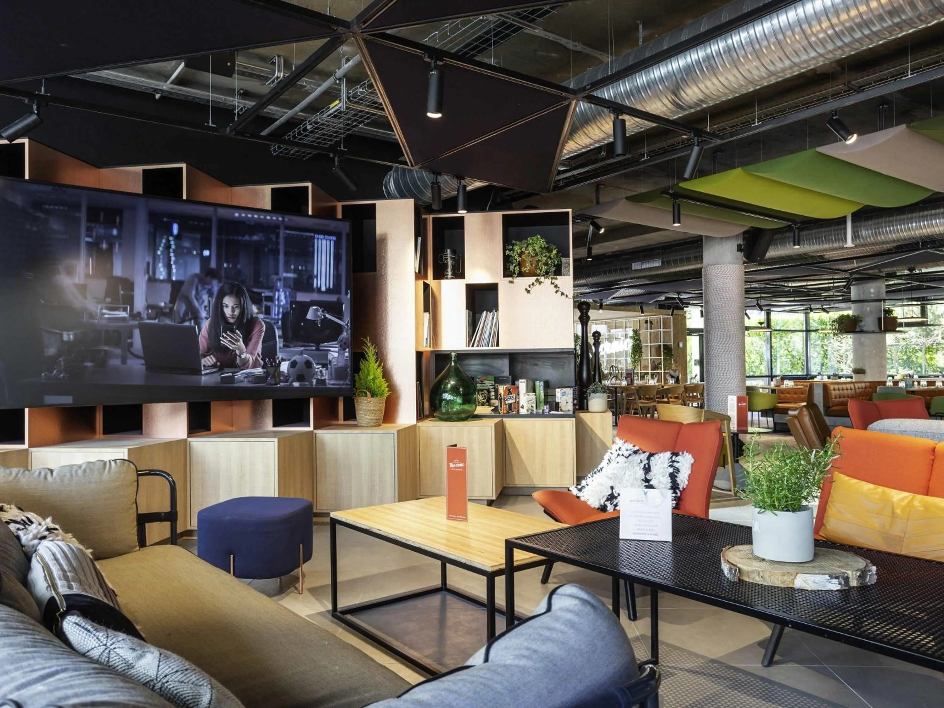 Lounge or bar in Novotel Annecy Centre