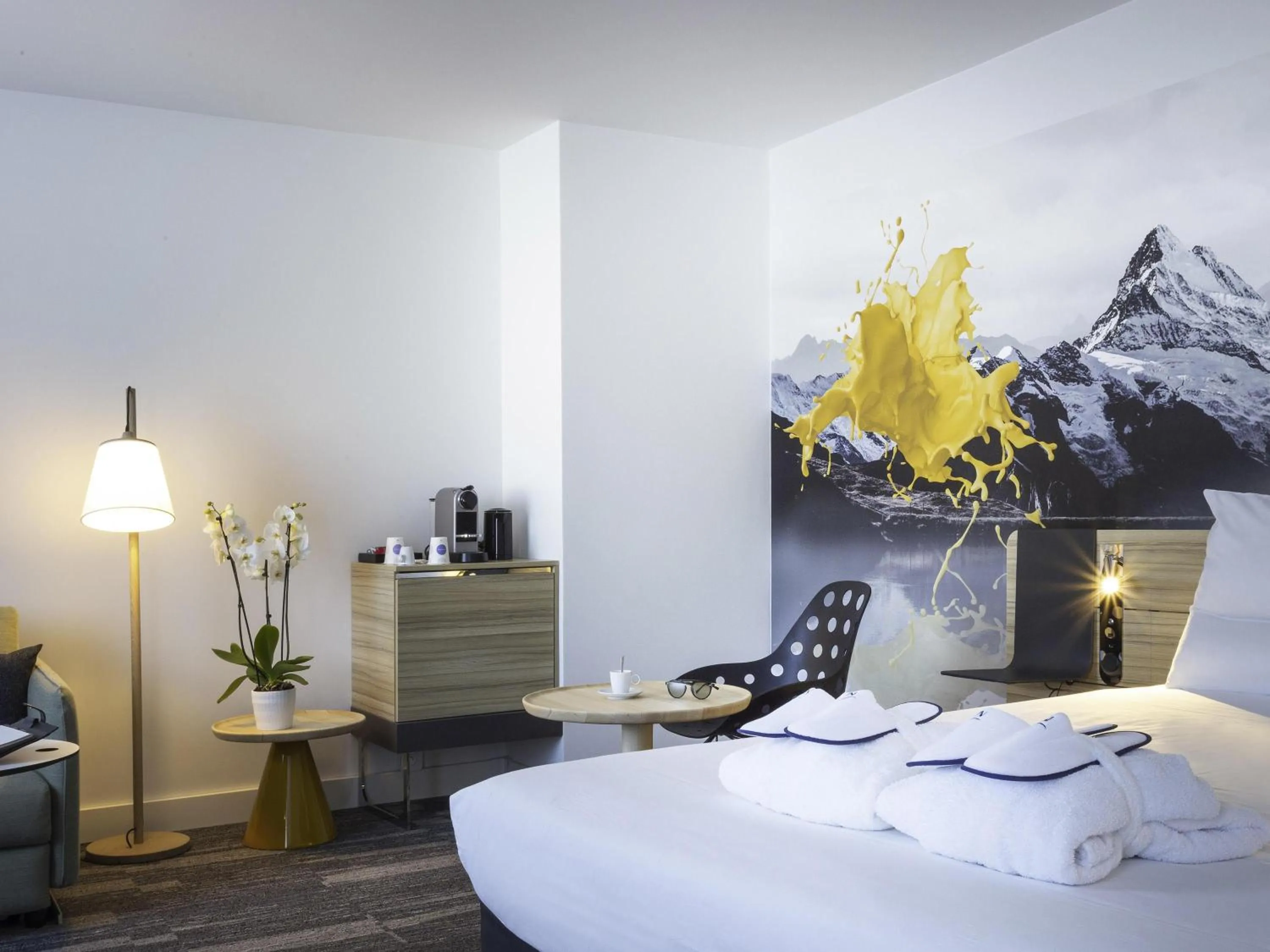 Property building, Bed in Novotel Annecy Centre
