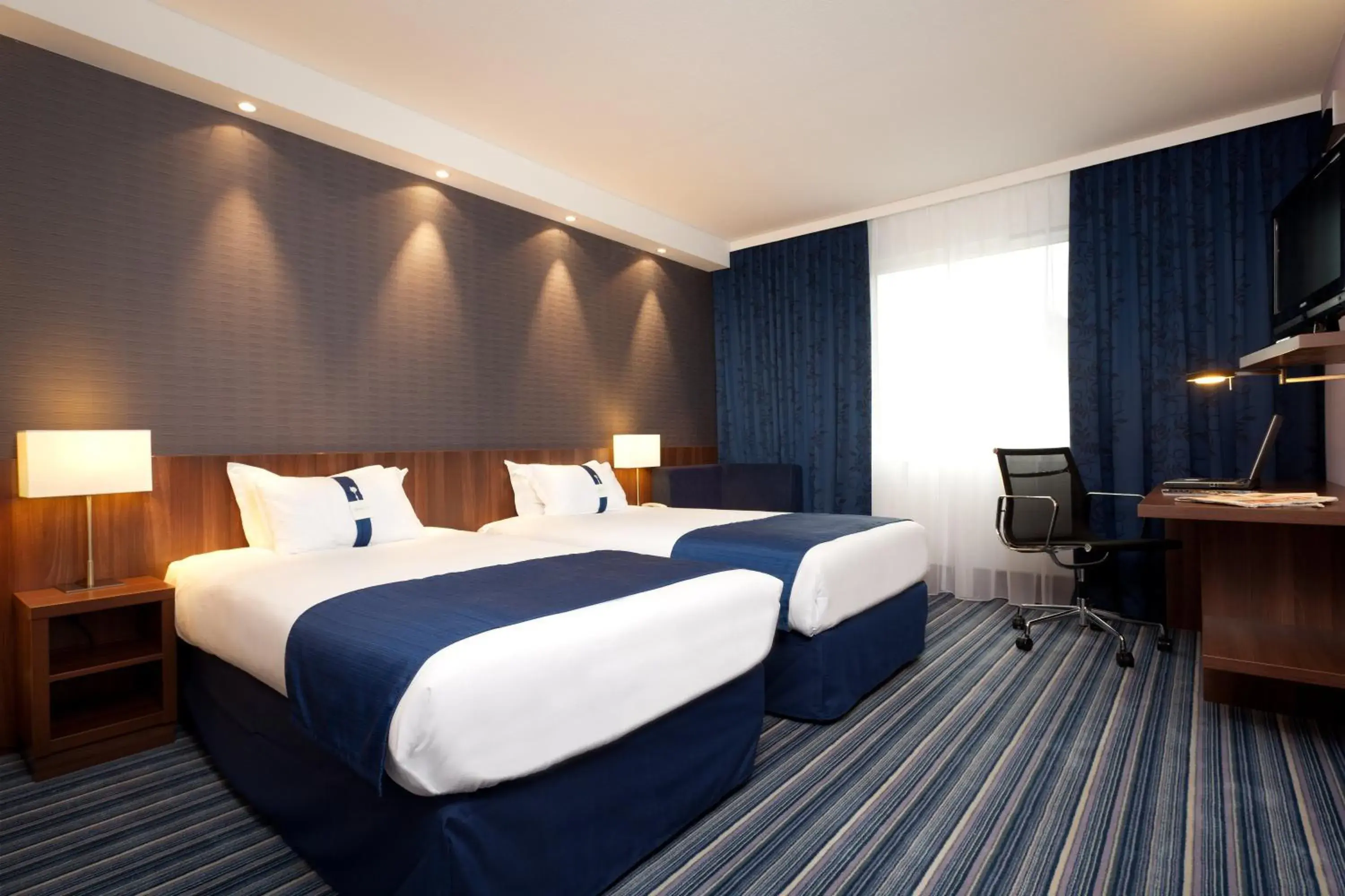 Standard Twin Room with Two Twin Beds and Garden View in Holiday Inn Express Strasbourg - Sud by IHG Standard Twin Room with Two Twin Beds and Garden View in Holiday Inn Express Strasbourg - Sud by IHG