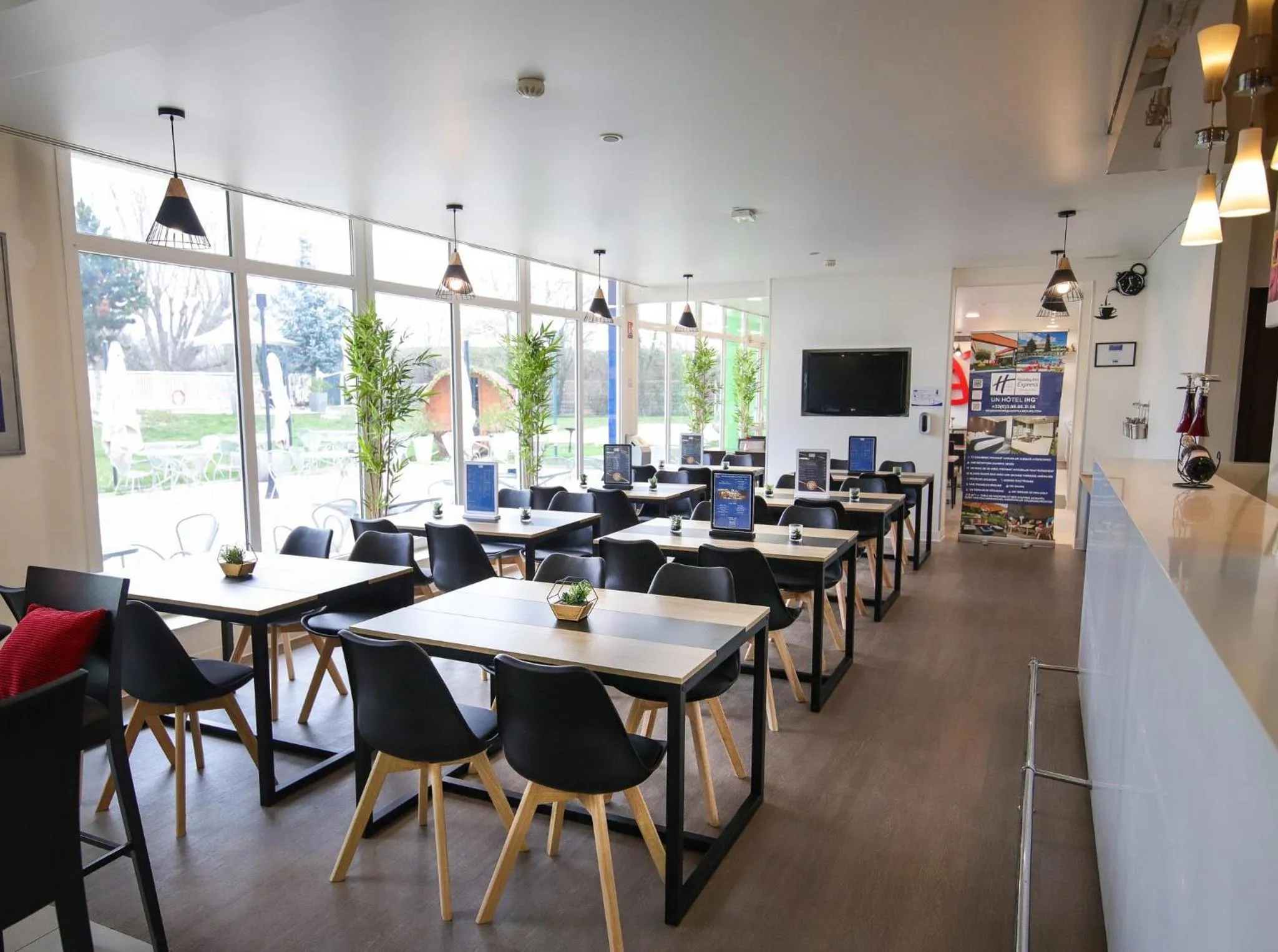 Lounge or bar in Holiday Inn Express Strasbourg - Sud by IHG