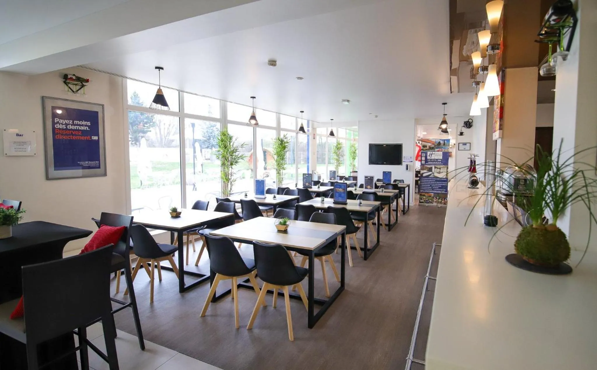 Lounge or bar in Holiday Inn Express Strasbourg - Sud by IHG