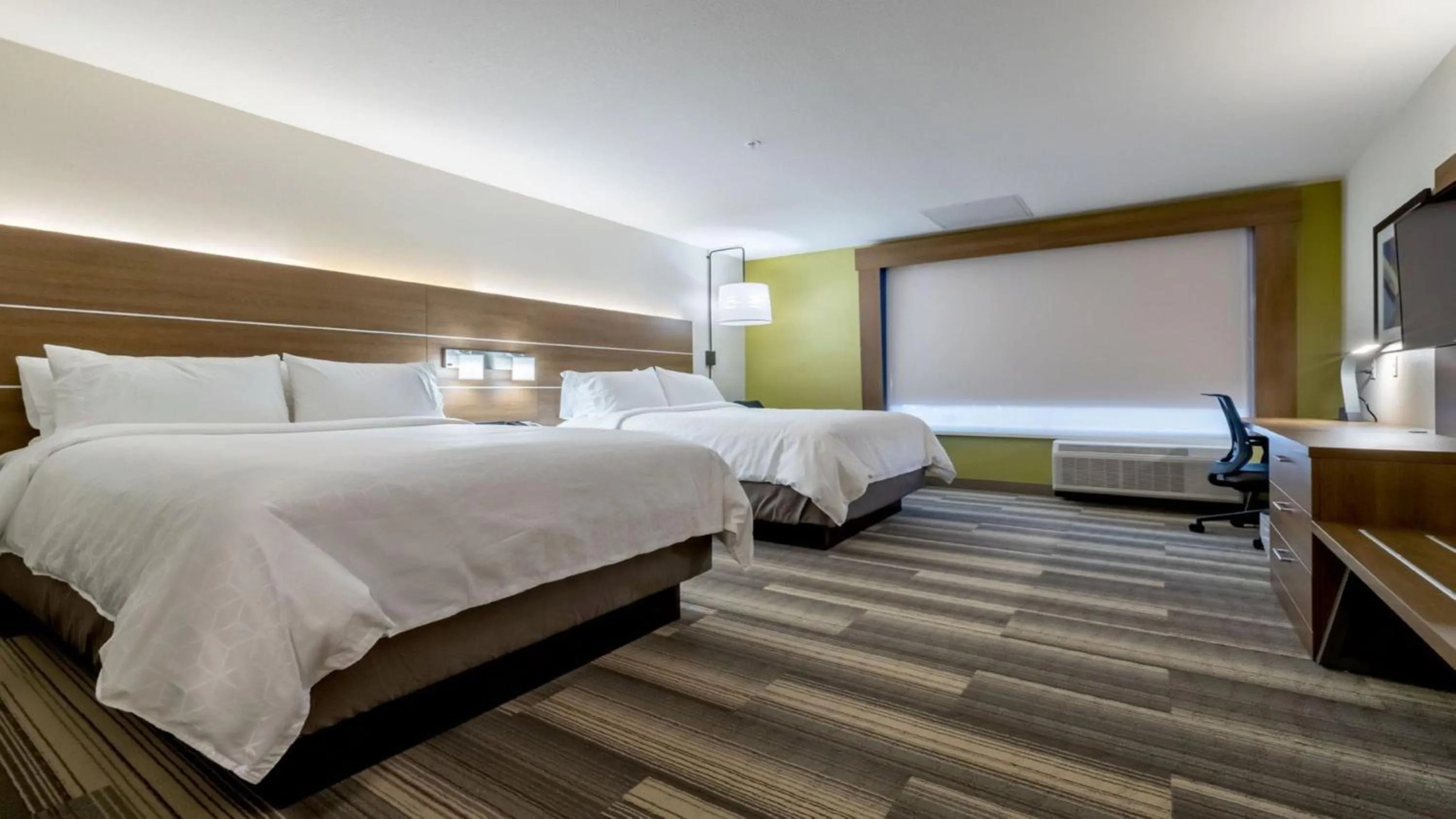 Bed in Holiday Inn Express & Suites - Marion by IHG