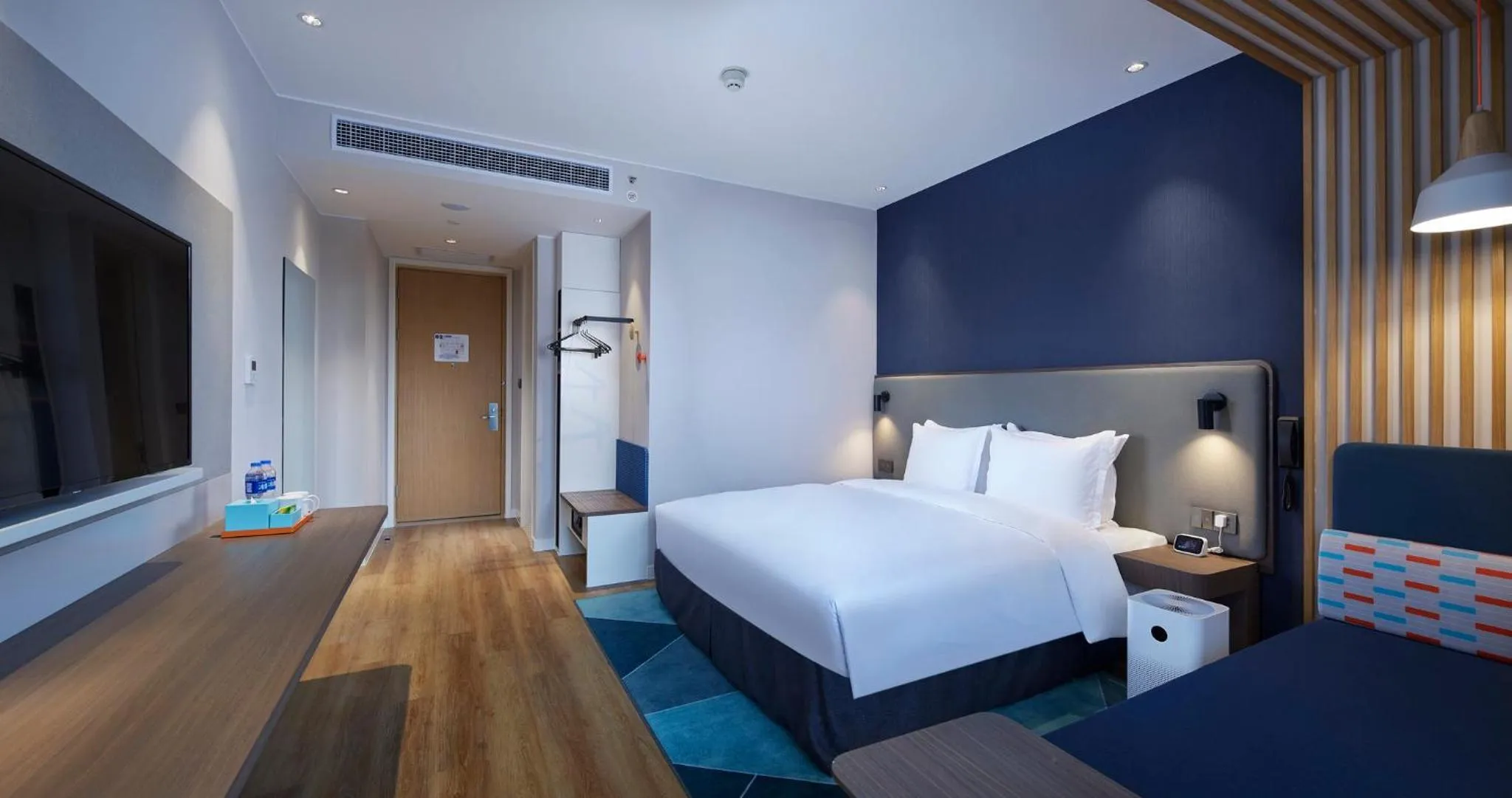 Photo of the whole room, Bed in Holiday Inn Express Shanghai Kangqiao by IHG