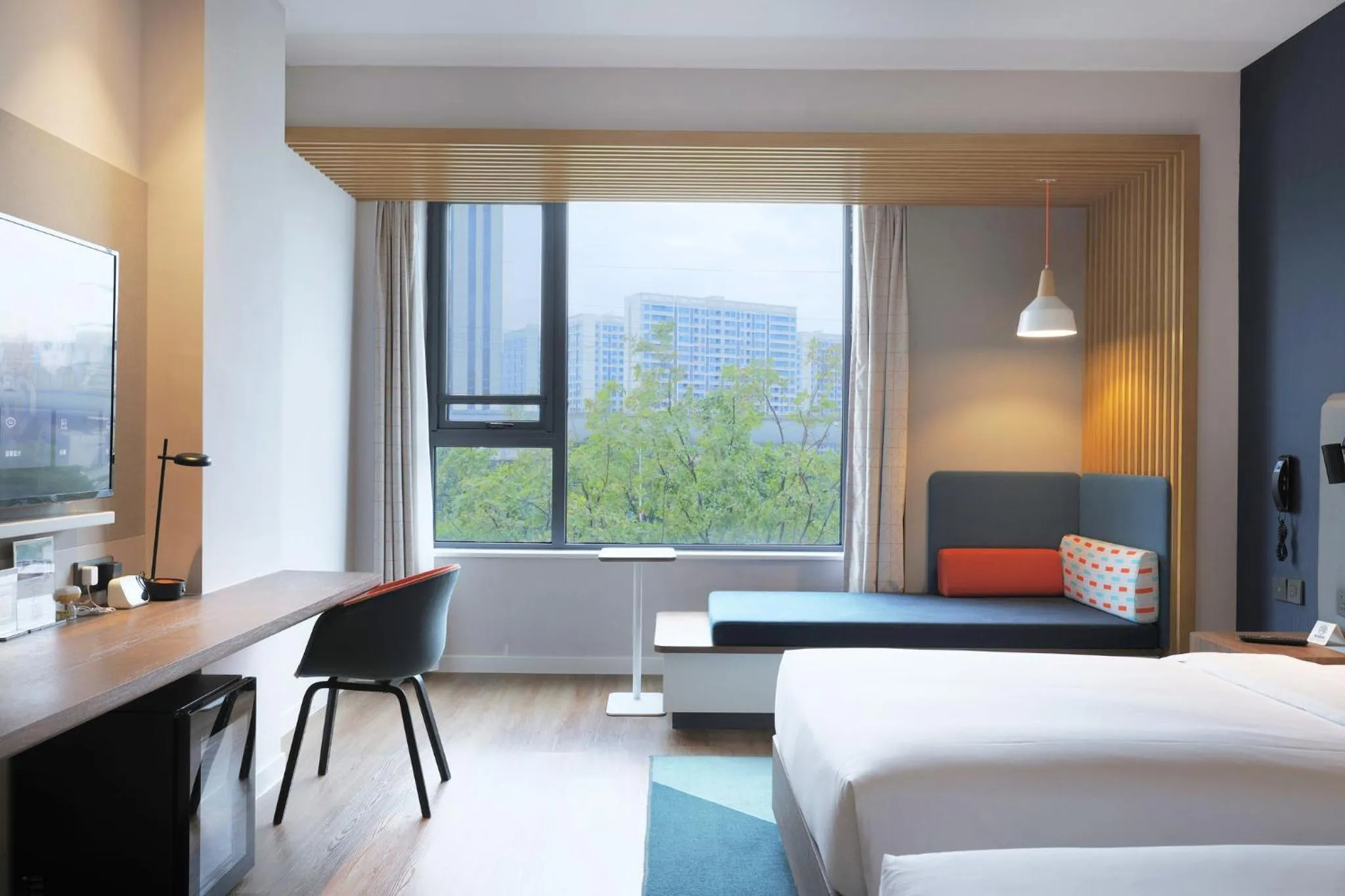 Photo of the whole room, Bed in Holiday Inn Express Shanghai Kangqiao by IHG