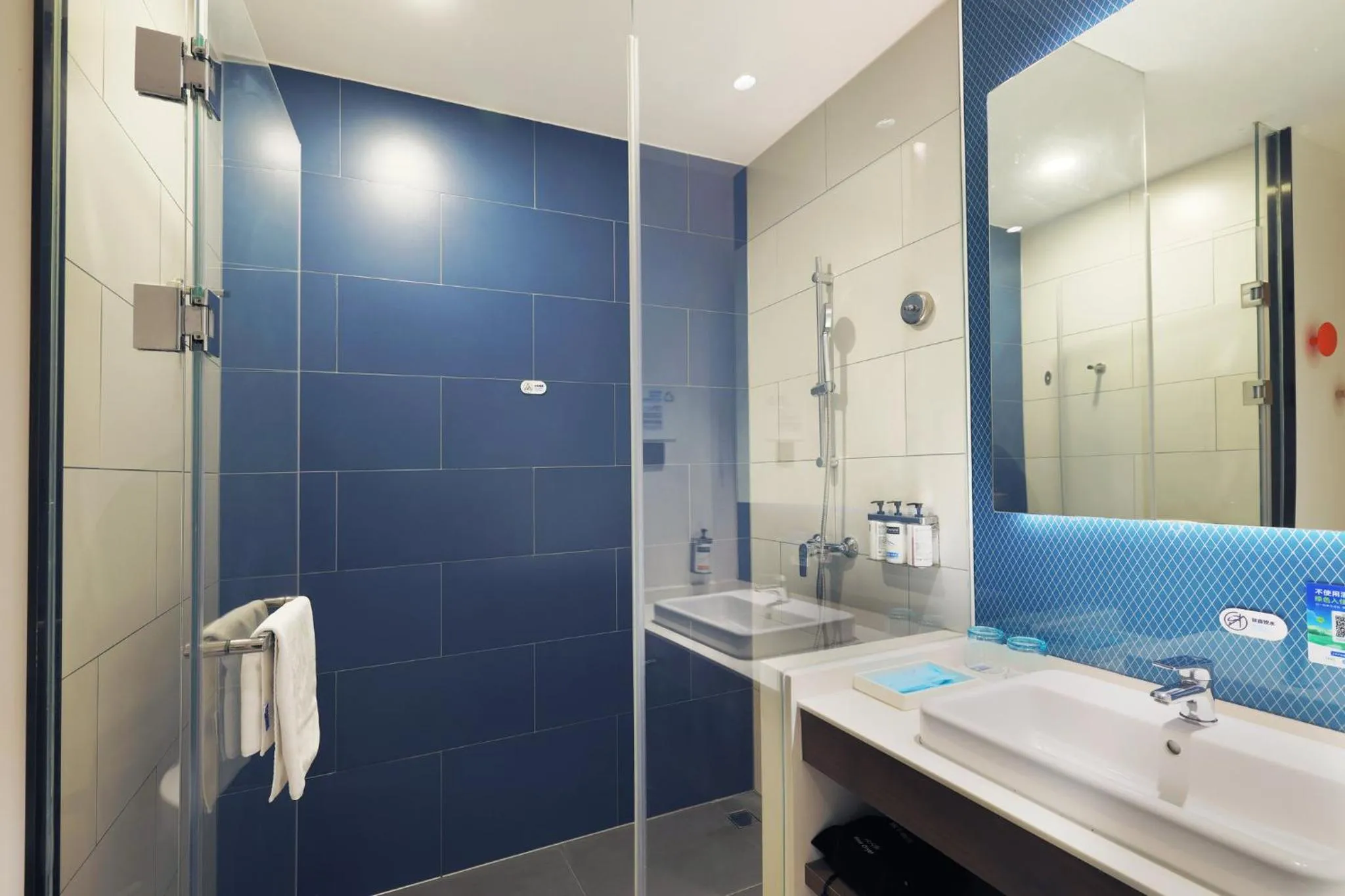 Photo of the whole room in Holiday Inn Express Shanghai Kangqiao by IHG