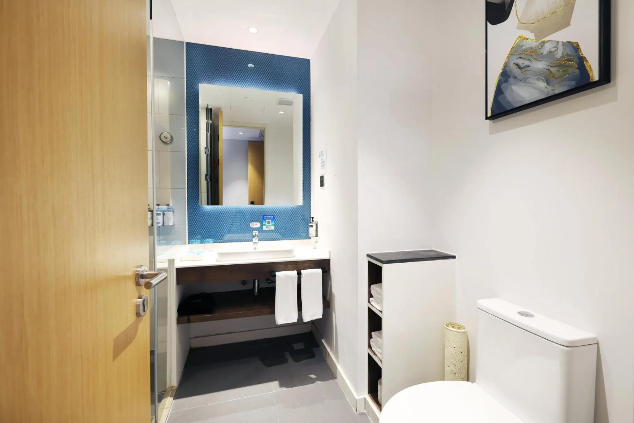 Photo of the whole room in Holiday Inn Express Shanghai Kangqiao by IHG