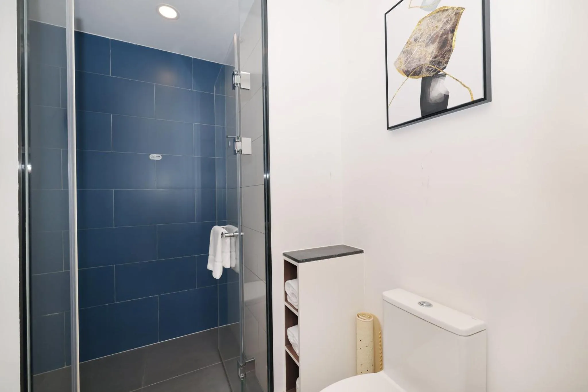 Photo of the whole room in Holiday Inn Express Shanghai Kangqiao by IHG