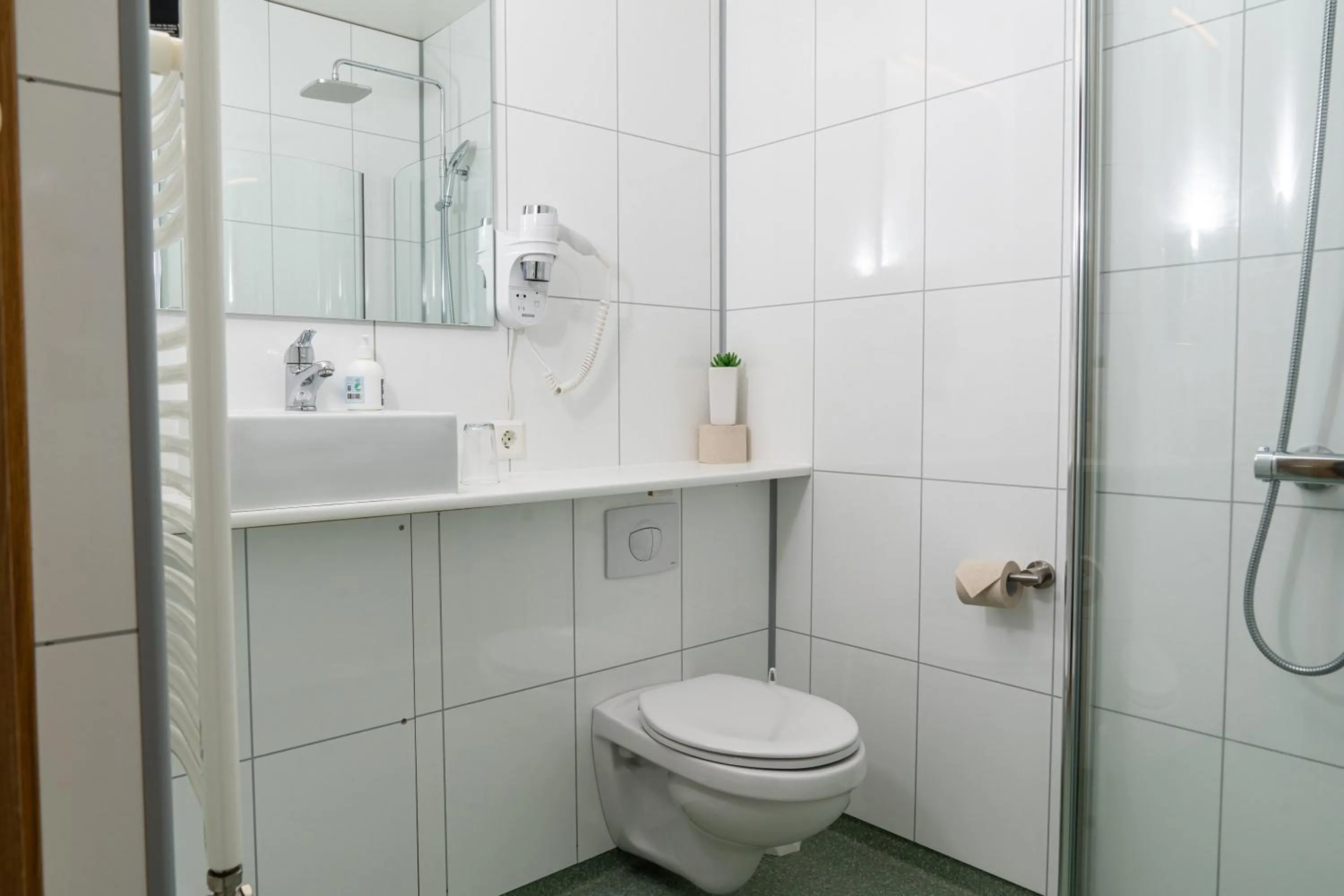 Shower in Vogahraun 4