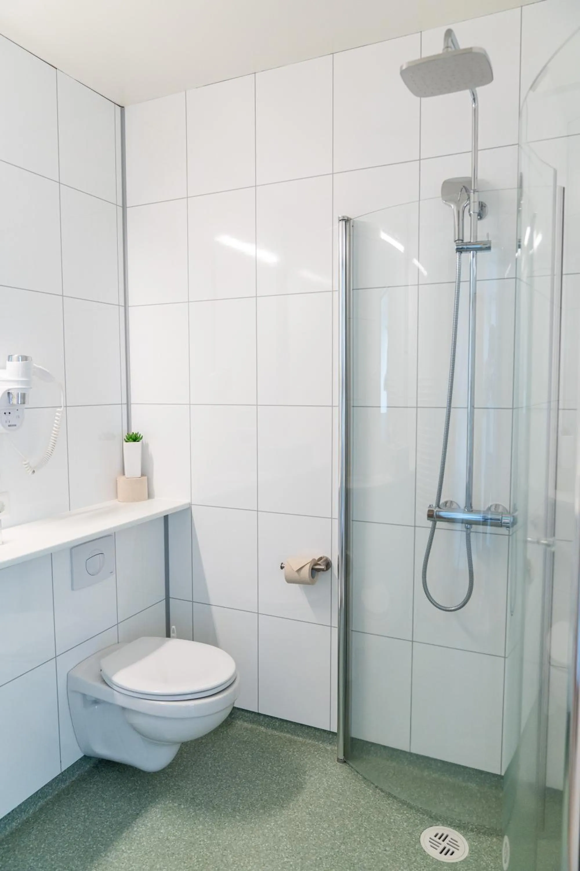 Shower in Vogahraun 4