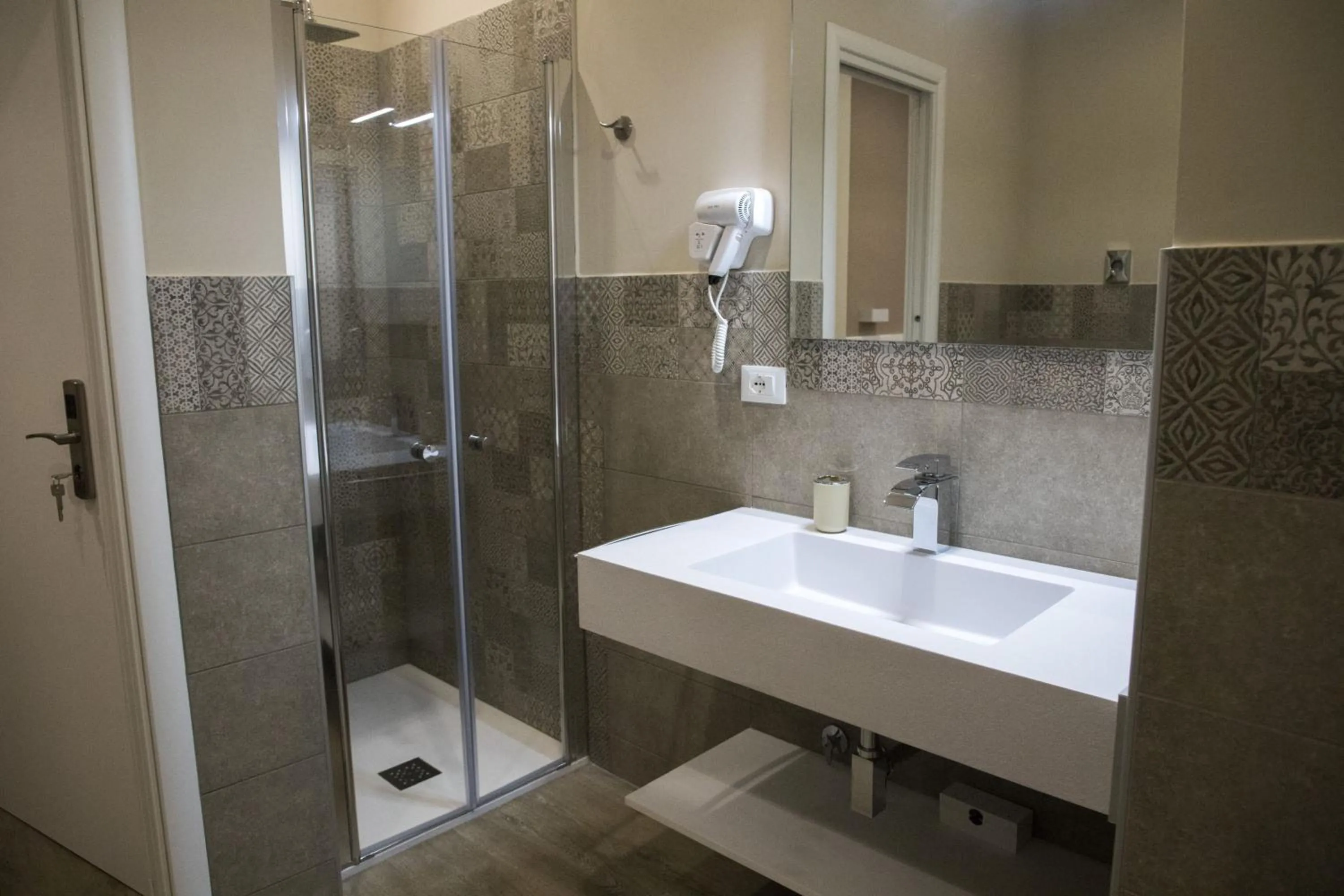 Shower in Tre Fontane