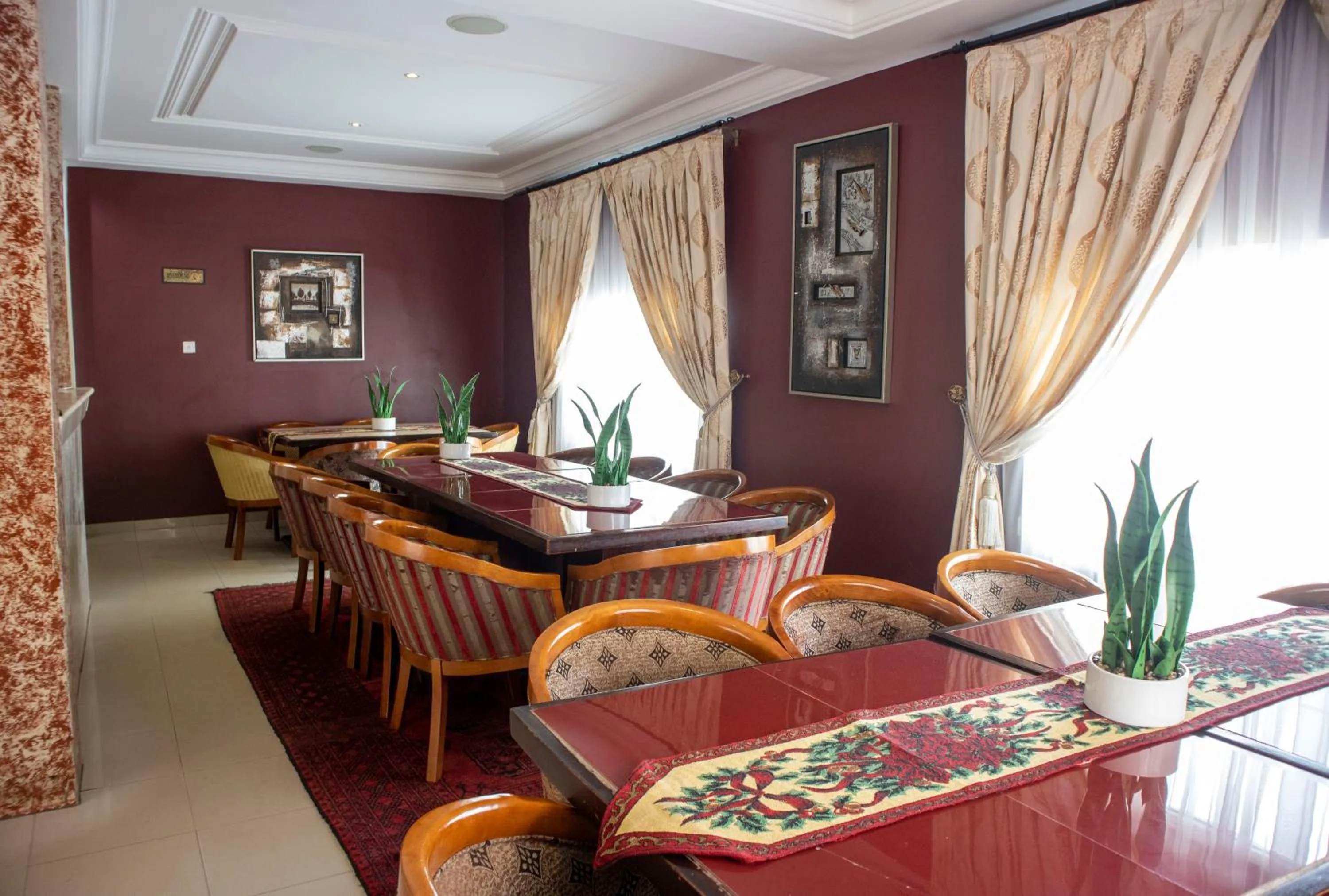 Restaurant/places to eat in His Majesty's Hotel and Apartments