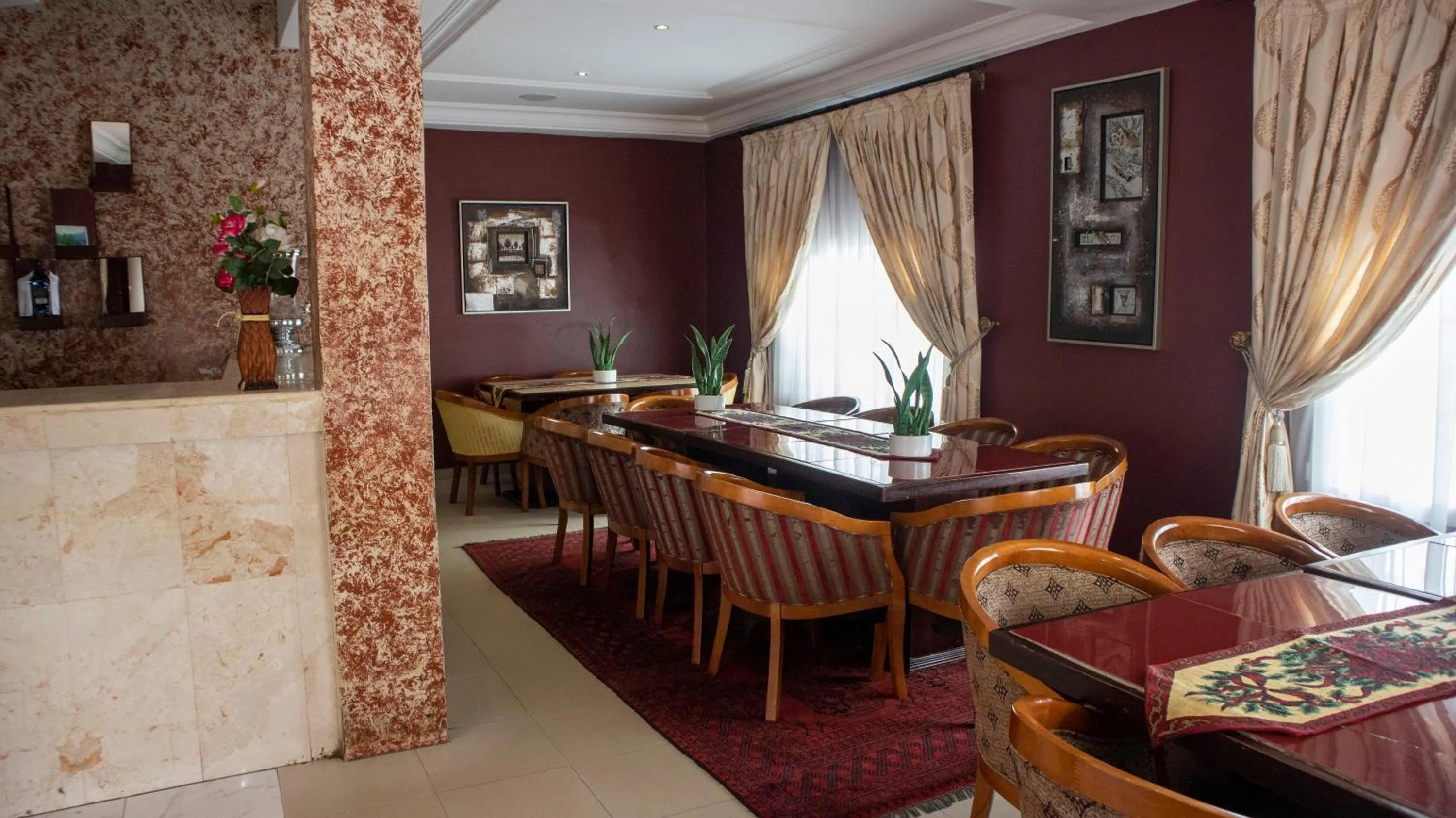 Restaurant/places to eat in His Majesty's Hotel and Apartments