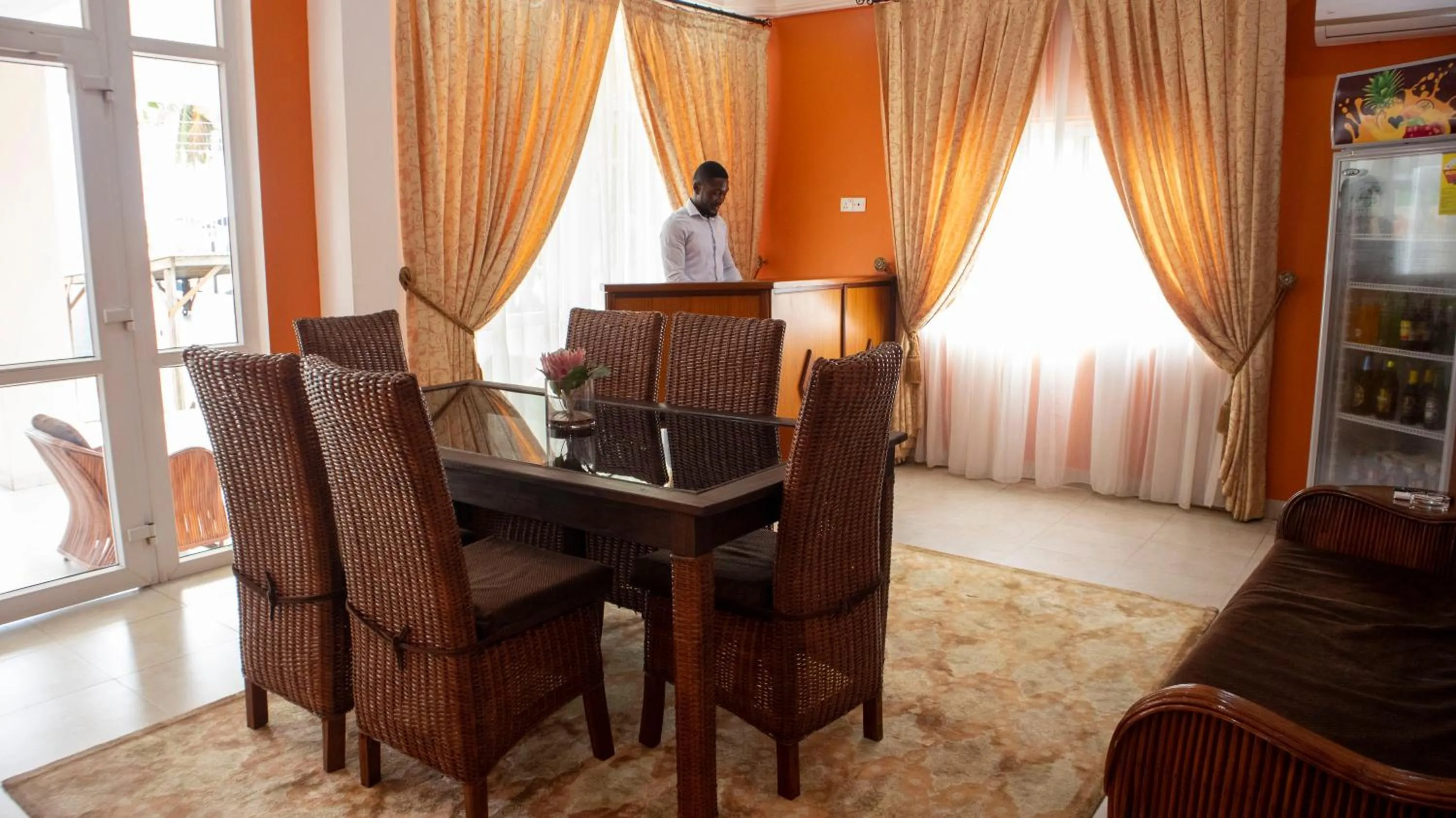 Restaurant/places to eat in His Majesty's Hotel and Apartments