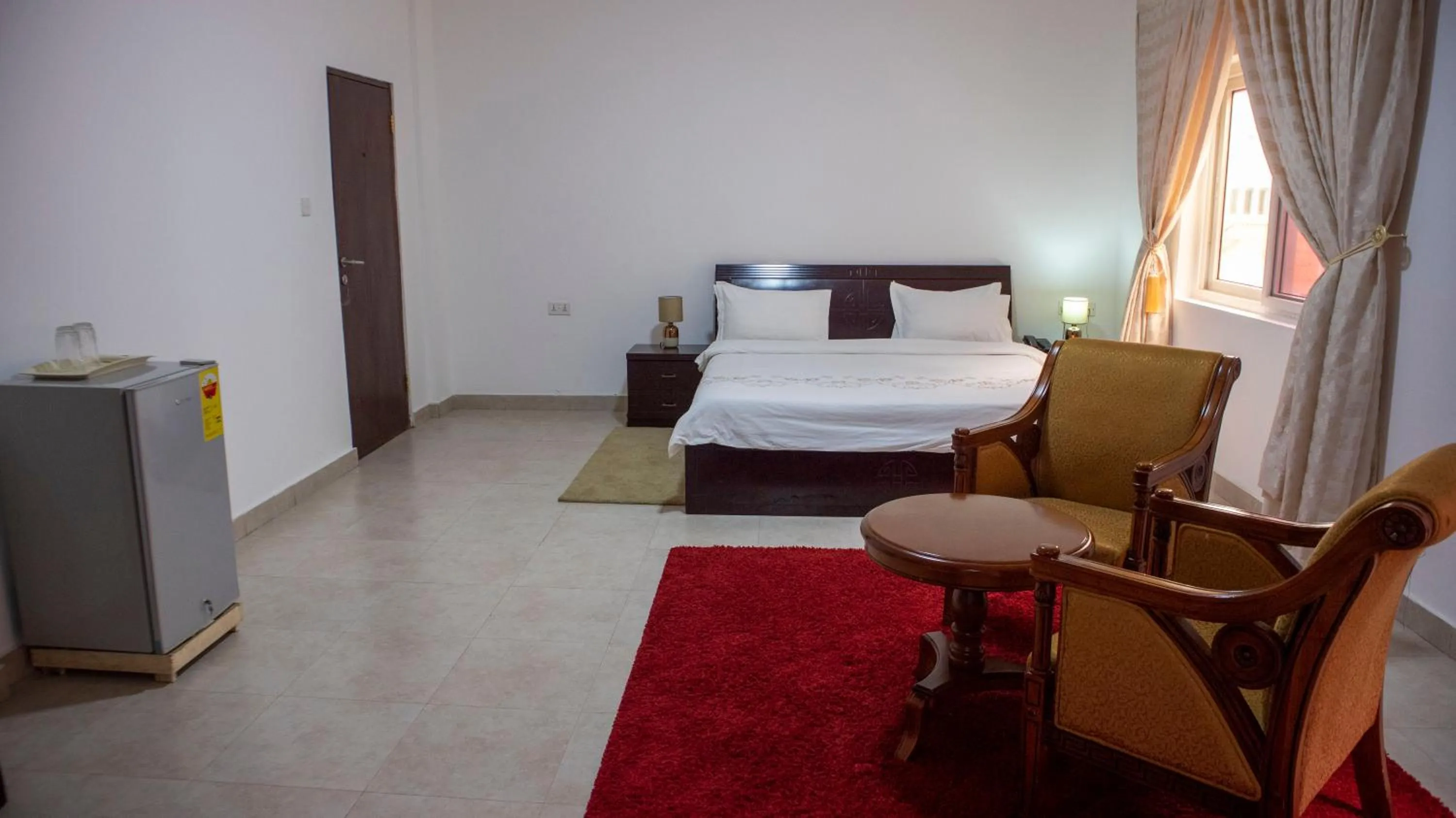 Photo of the whole room, Bed in His Majesty's Hotel and Apartments