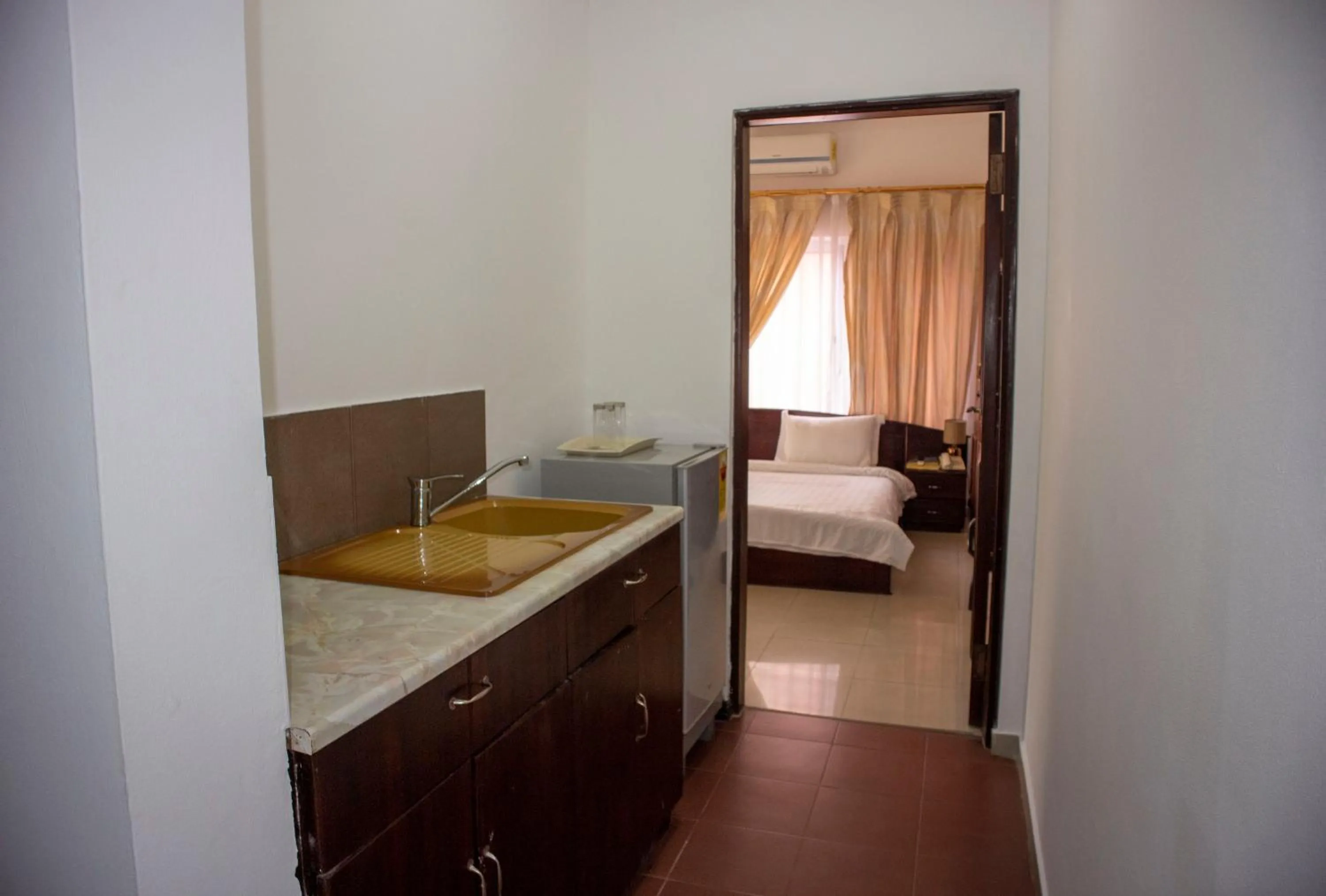 Kitchen or kitchenette, Bed in His Majesty's Hotel and Apartments